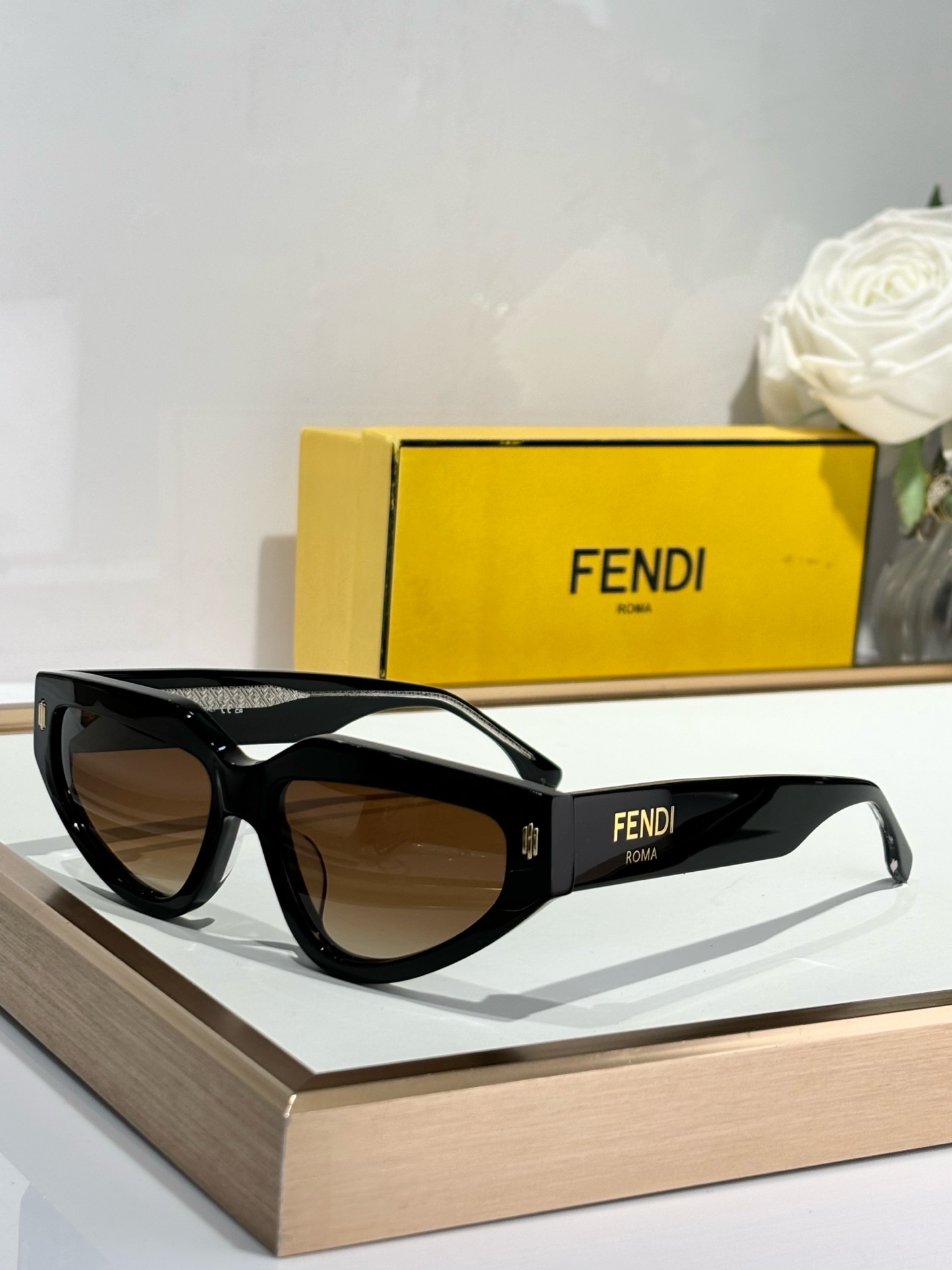  Fendi*
MOD FE40163U
Size54-15-145
