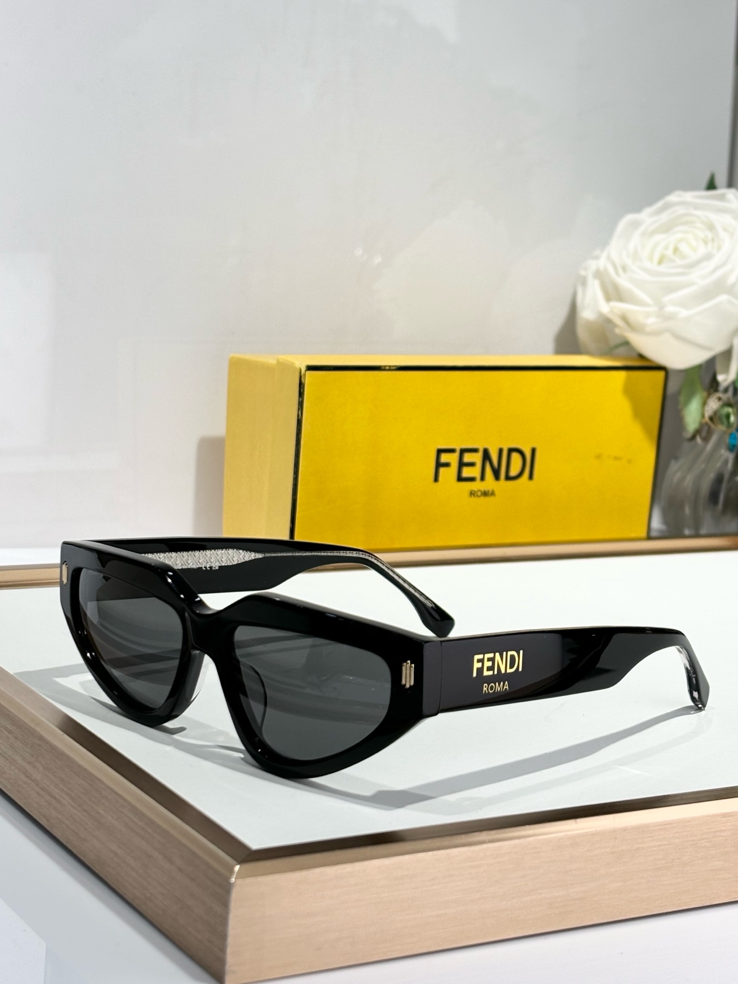  Fendi*
MOD FE40163U
Size54-15-145

