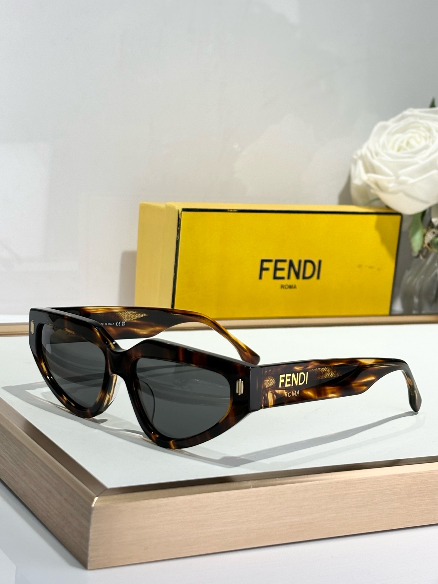  Fendi*
MOD FE40163U
Size54-15-145
