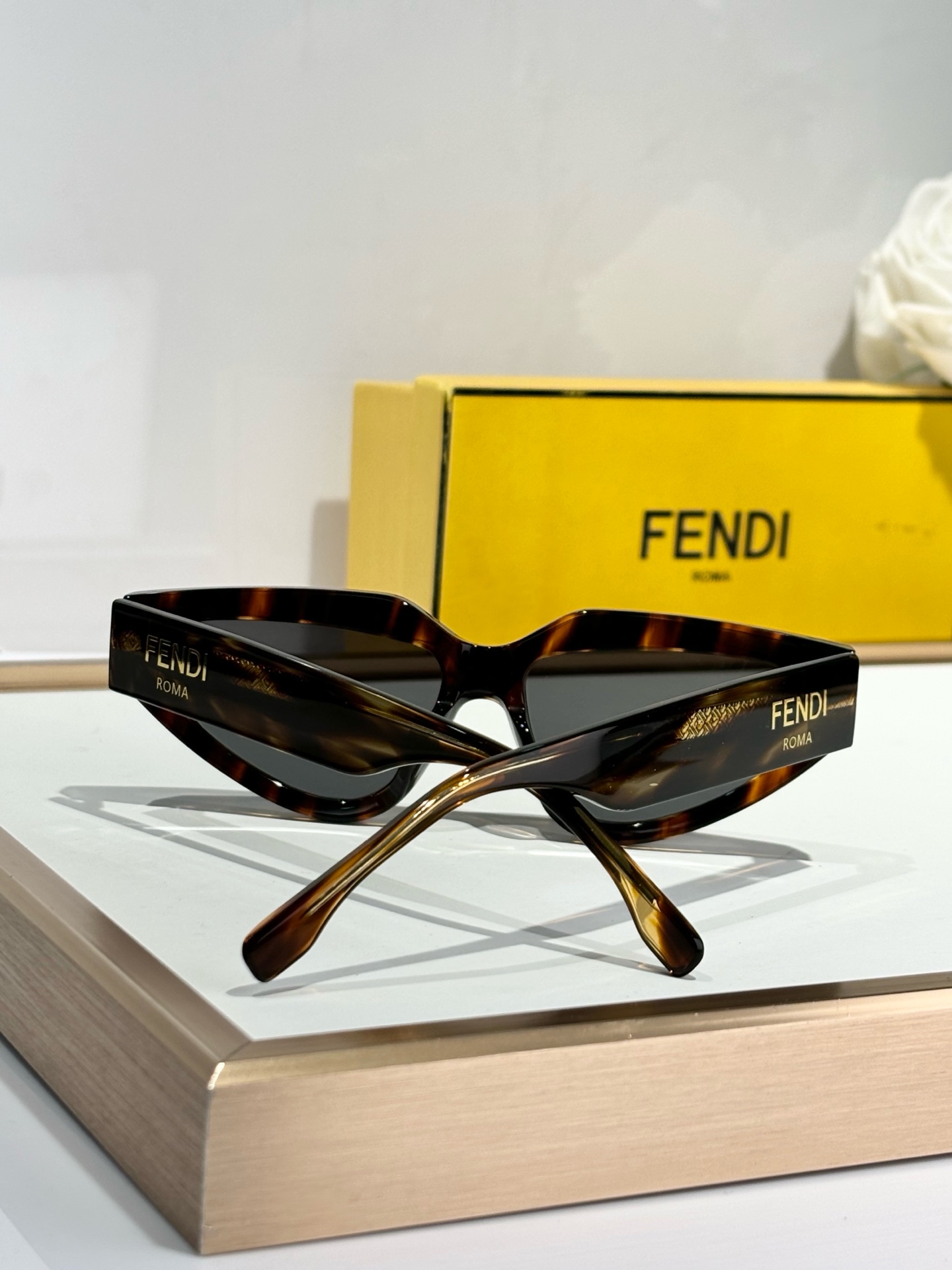  Fendi*
MOD FE40163U
Size54-15-145
