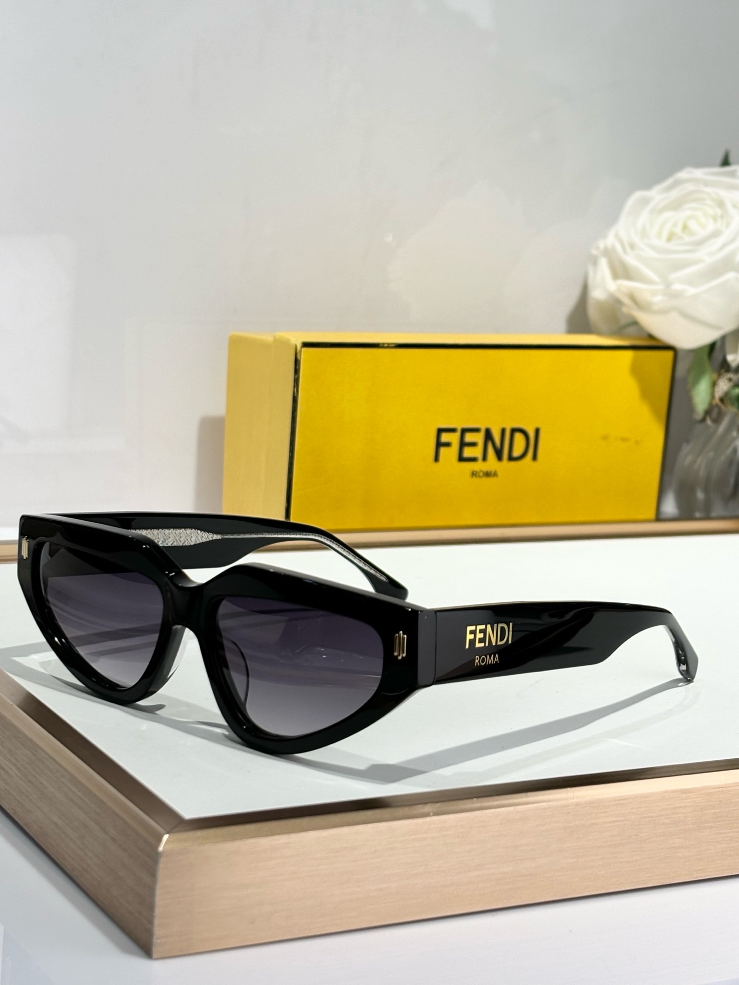  Fendi*
MOD FE40163U
Size54-15-145
