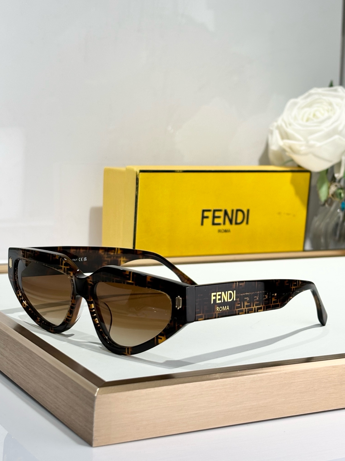 Fendi*
MOD FE40163U
Size54-15-145

