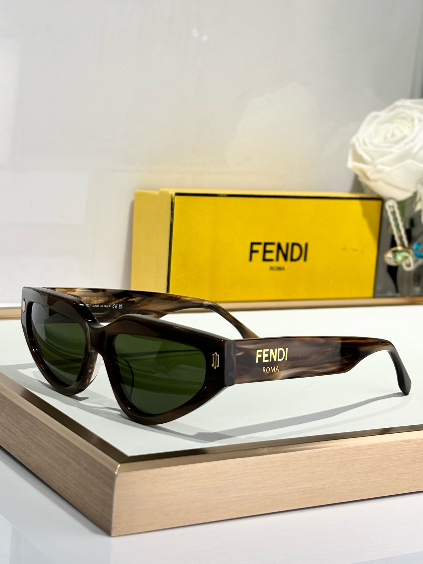  Fendi*
MOD FE40163U
Size54-15-145
