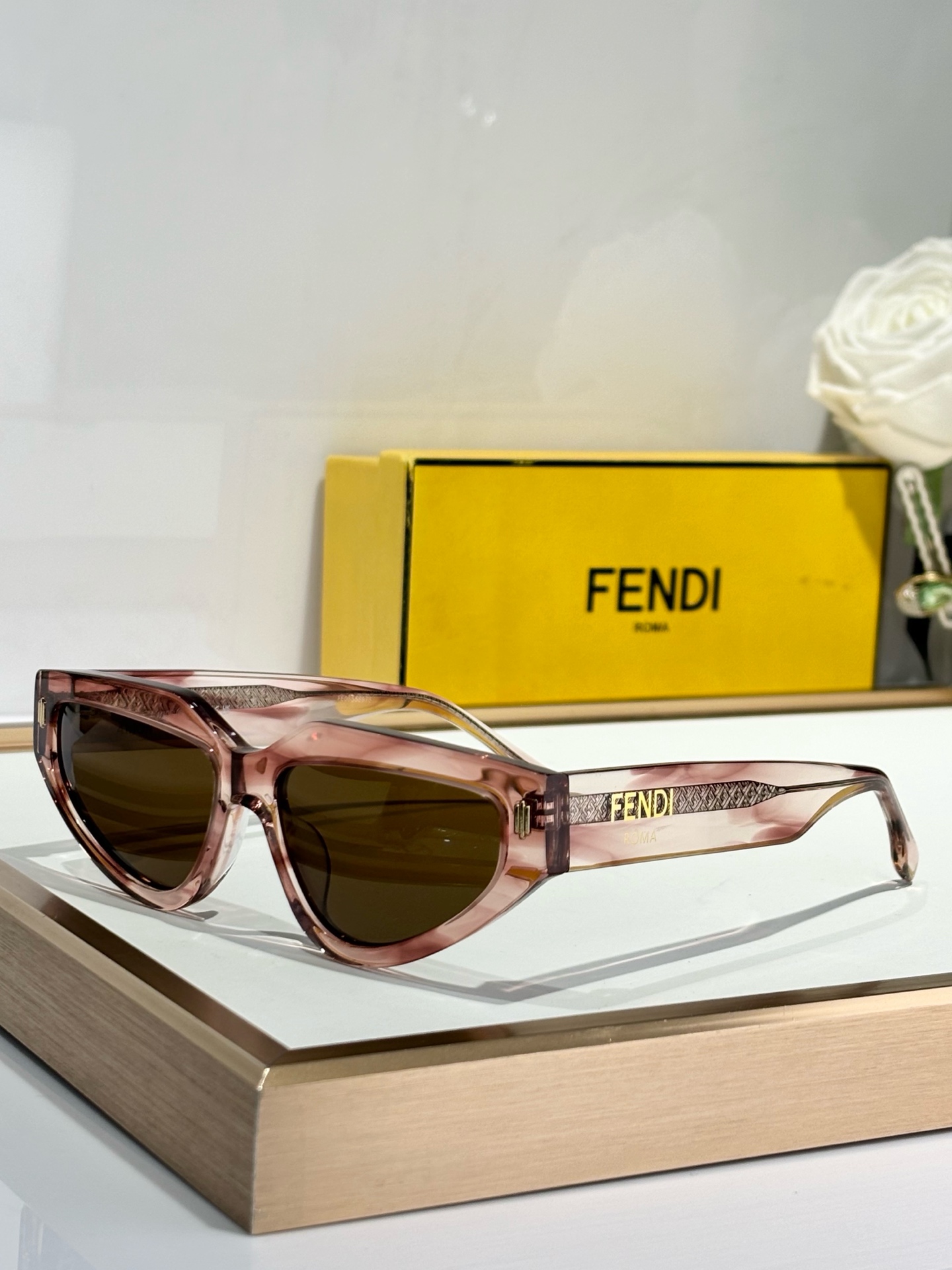  Fendi*
MOD FE40163U
Size54-15-145
