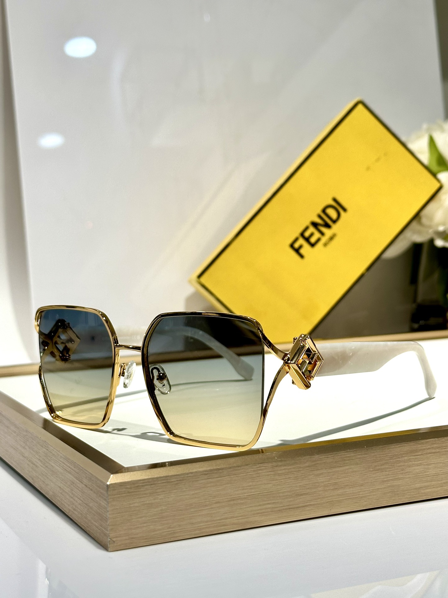 ￼  Fendi*
MOD FE40151U 
Size50-21-135

