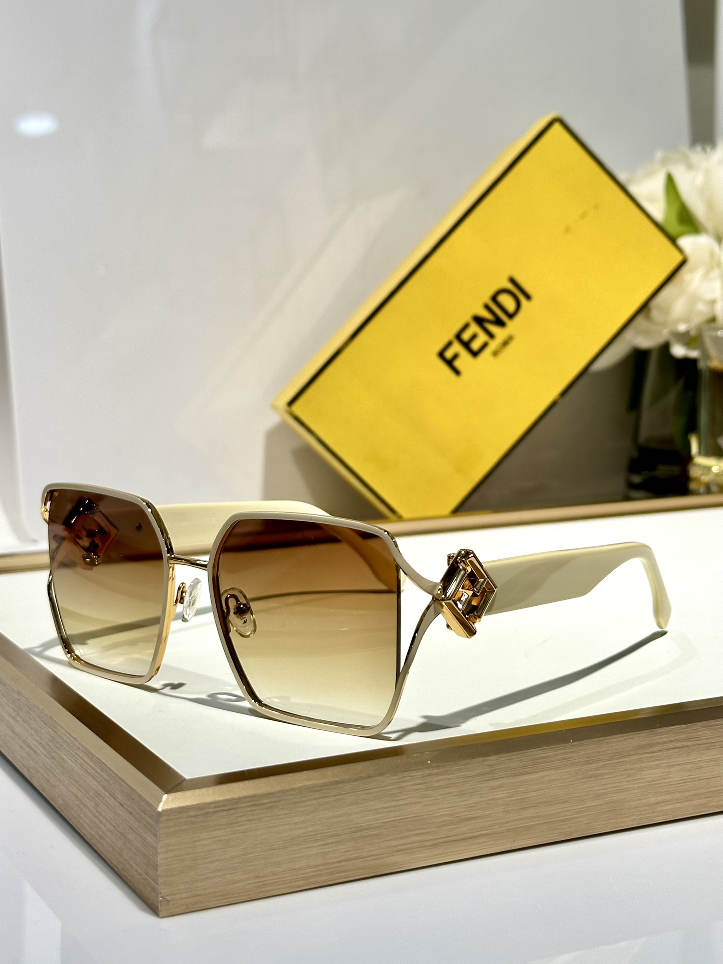 ￼  Fendi*
MOD FE40151U 
Size50-21-135

