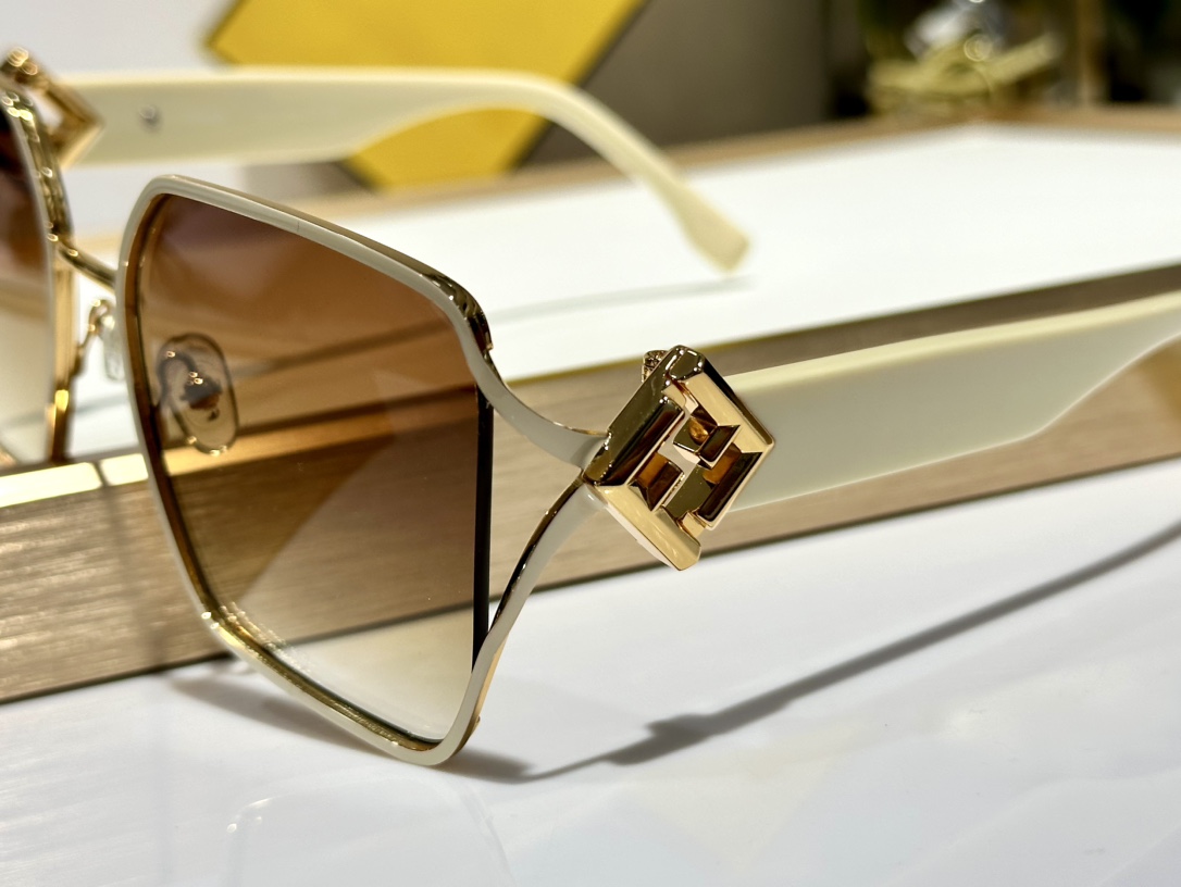 ￼  Fendi*
MOD FE40151U 
Size50-21-135


