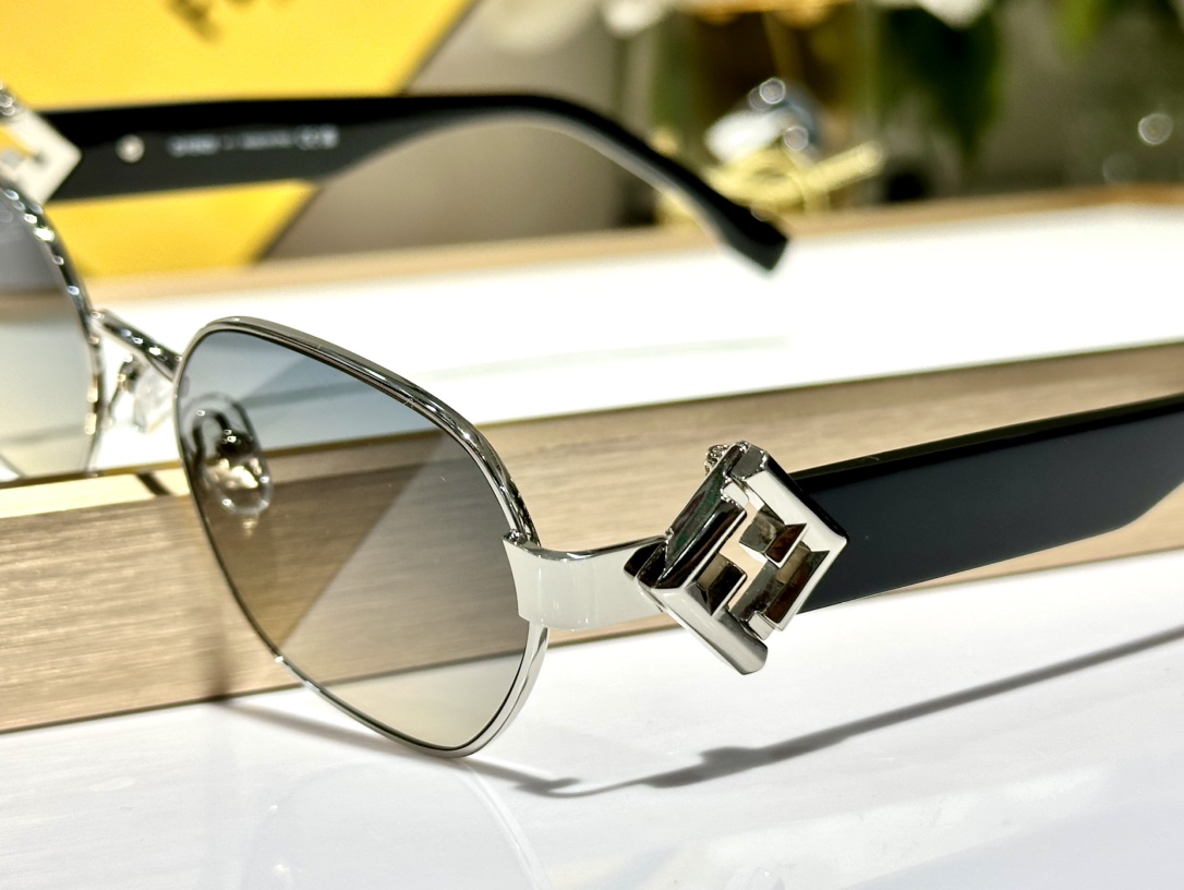 ￼ Fendi*
MOD FE40148l 
Size56-19-140

