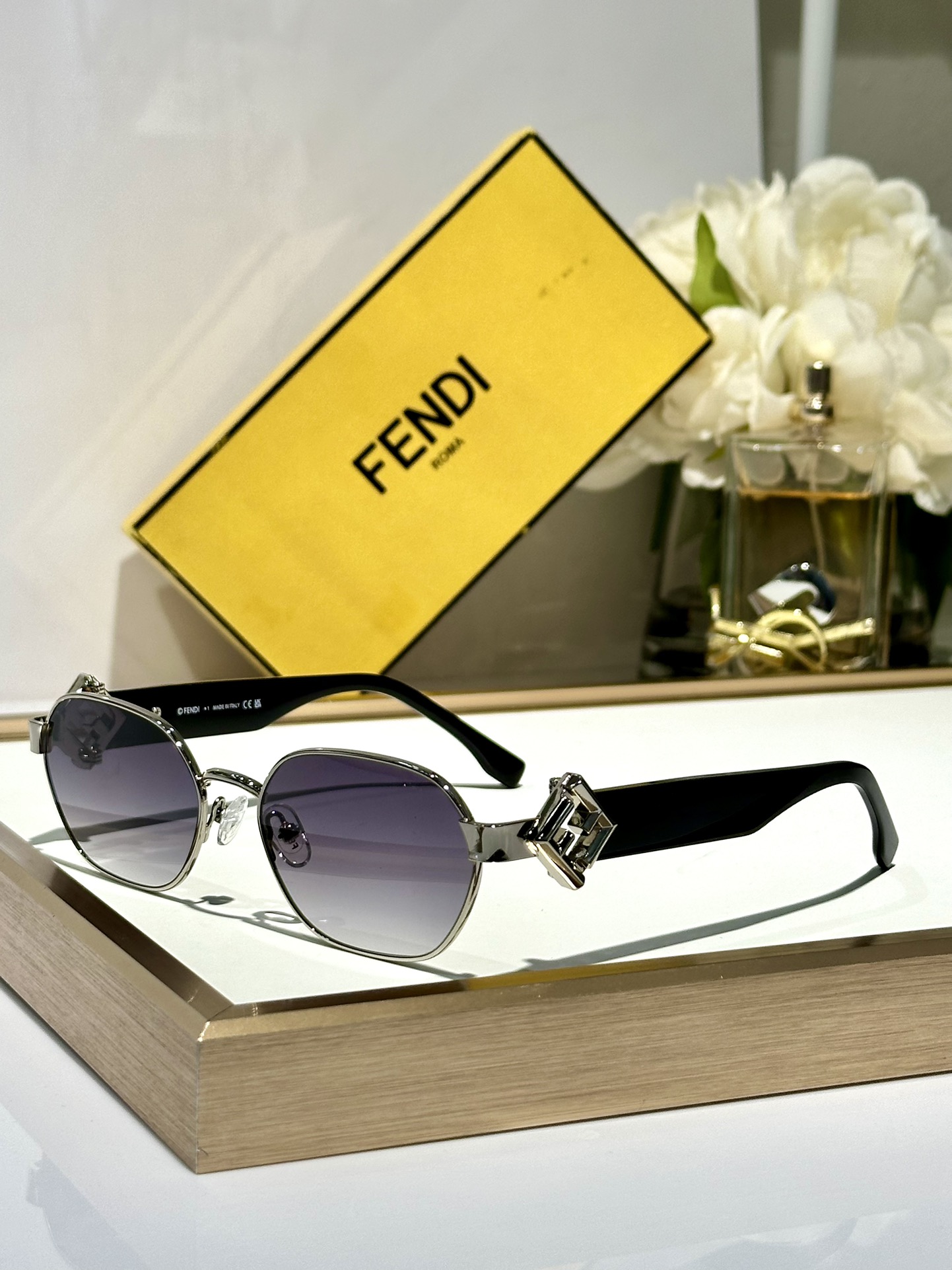 ￼ Fendi*
MOD FE40148l 
Size56-19-140

