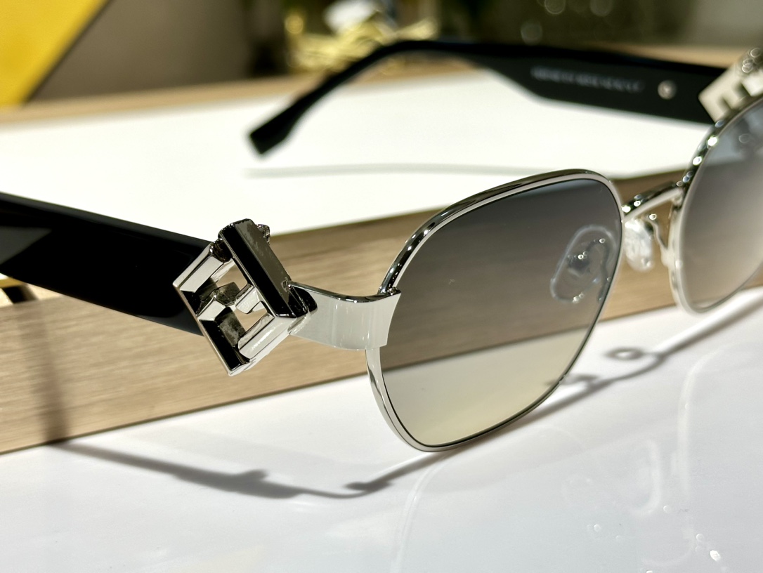 ￼ Fendi*
MOD FE40148l 
Size56-19-140

