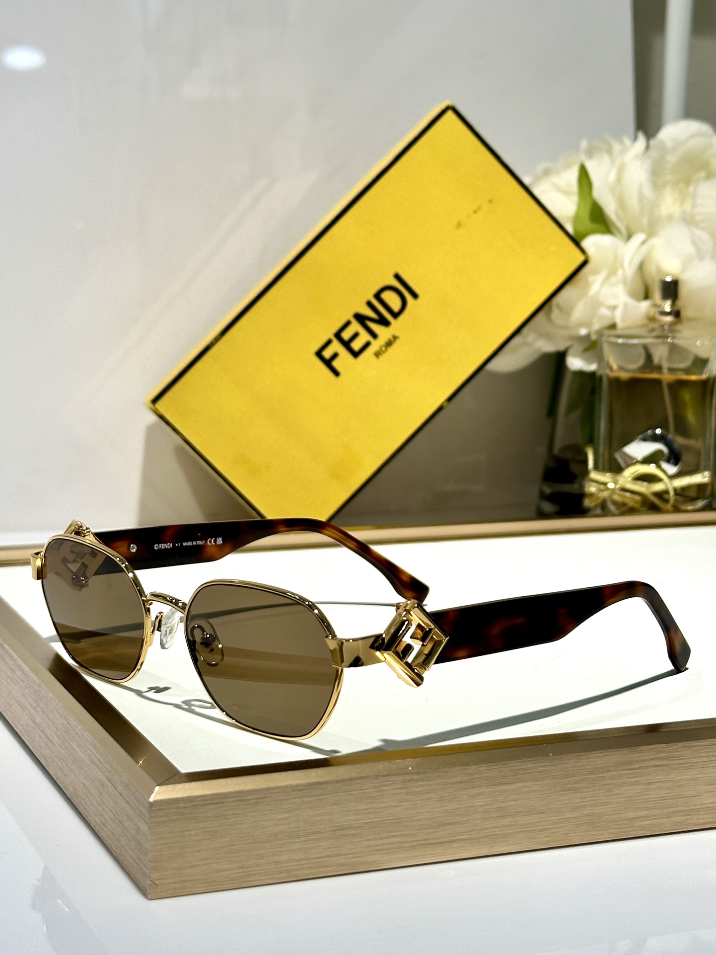 ￼ Fendi*
MOD FE40148l 
Size56-19-140

