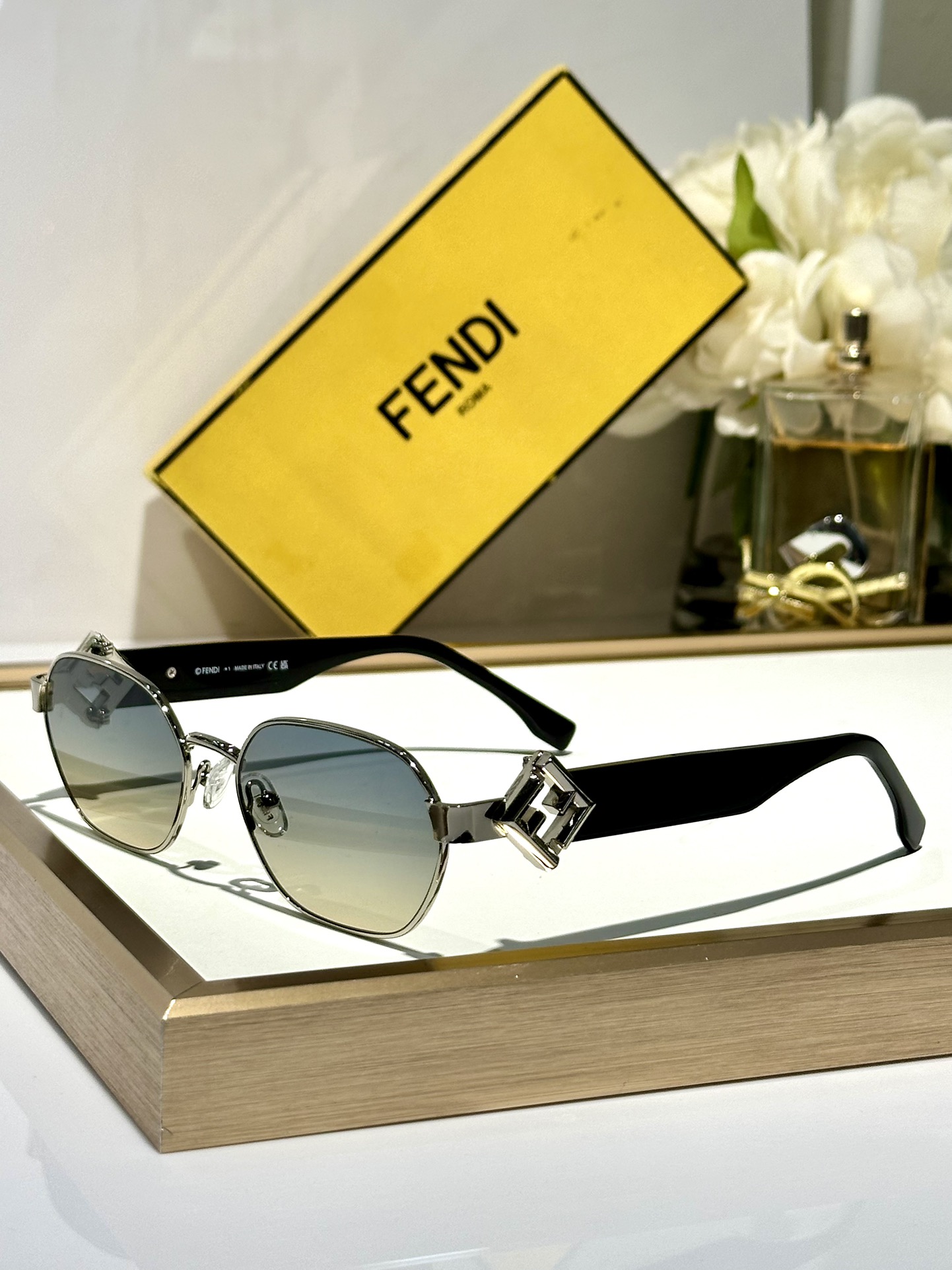 ￼ Fendi*
MOD FE40148l 
Size56-19-140

