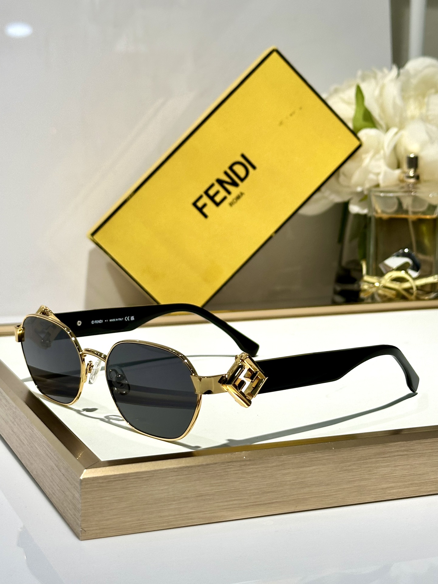 ￼ Fendi*
MOD FE40148l 
Size56-19-140

