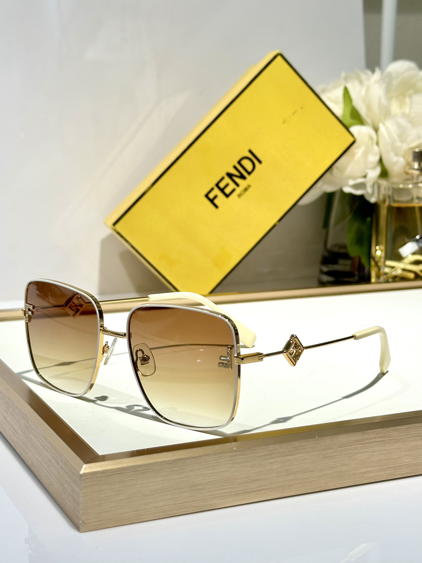 ￼  Fendi*
MOD FE40149U
Size58-19-140


