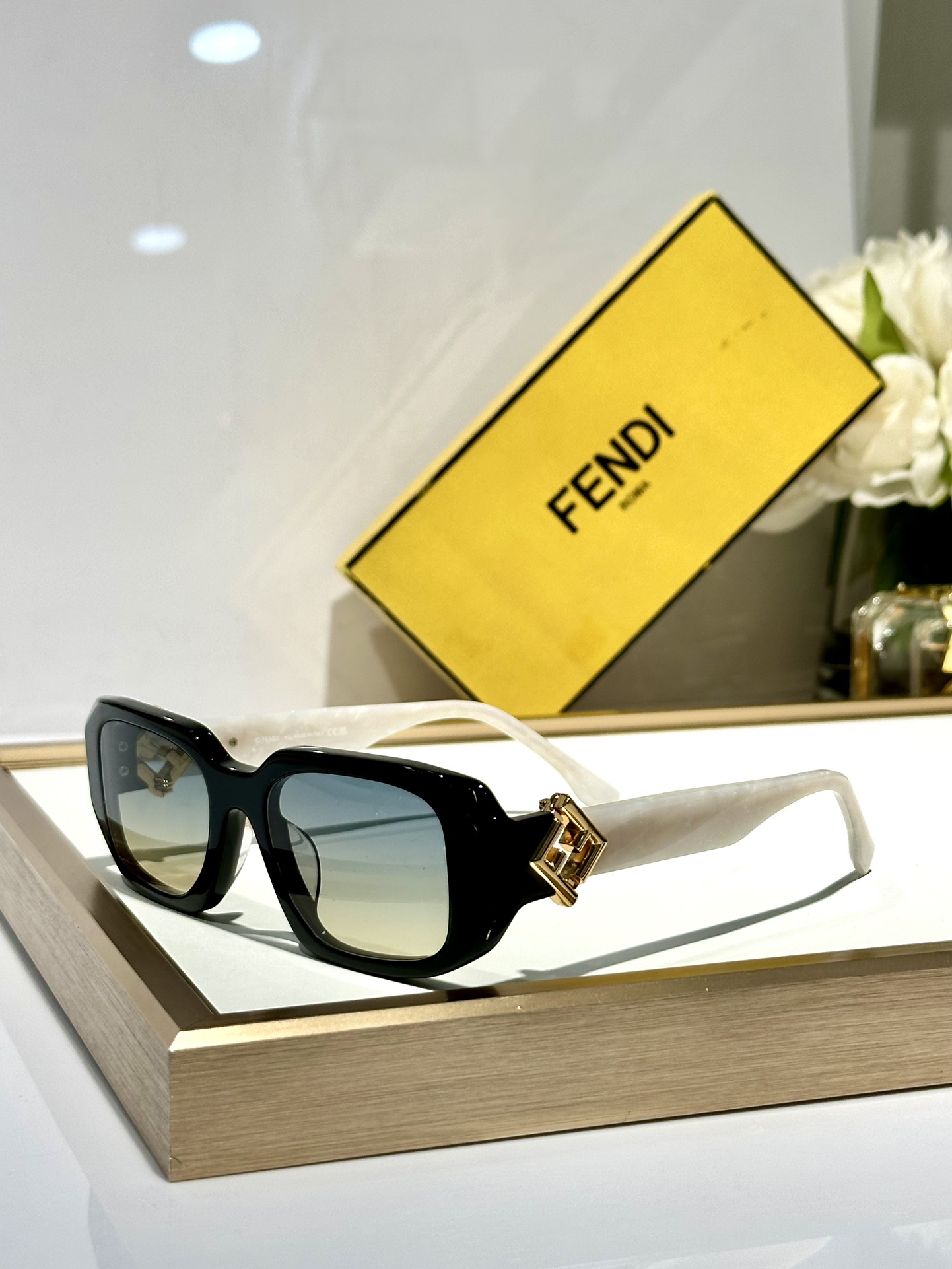 ￼  Fendi*
MOD FE40151U
Size50-21-135
