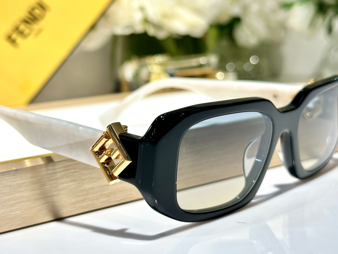 ￼  Fendi*
MOD FE40151U
Size50-21-135
