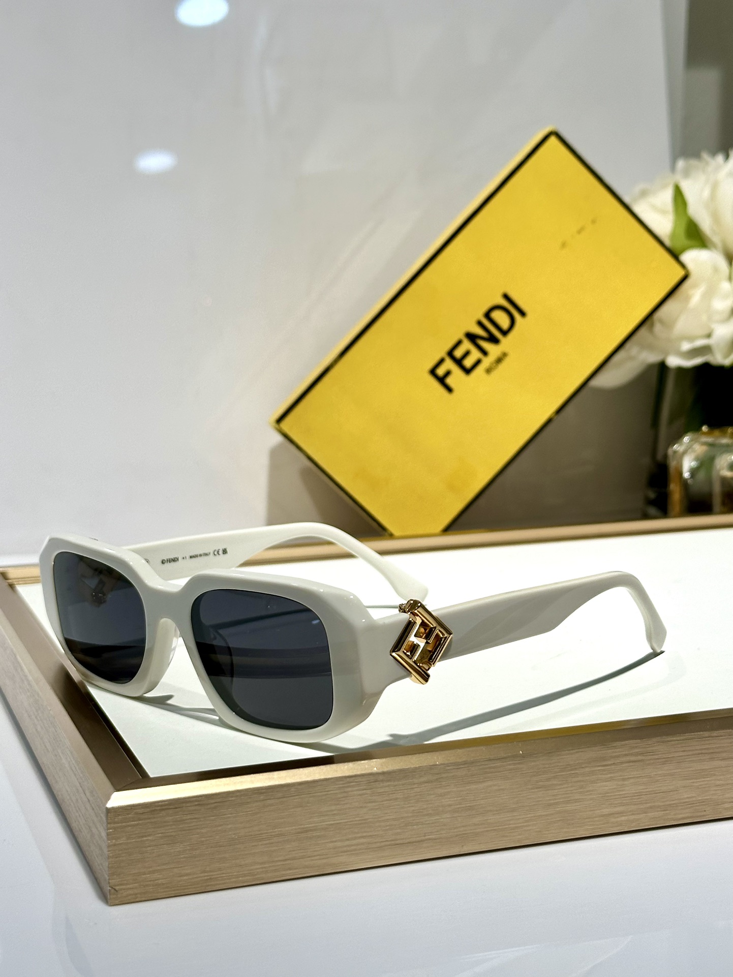 ￼  Fendi*
MOD FE40151U
Size50-21-135
