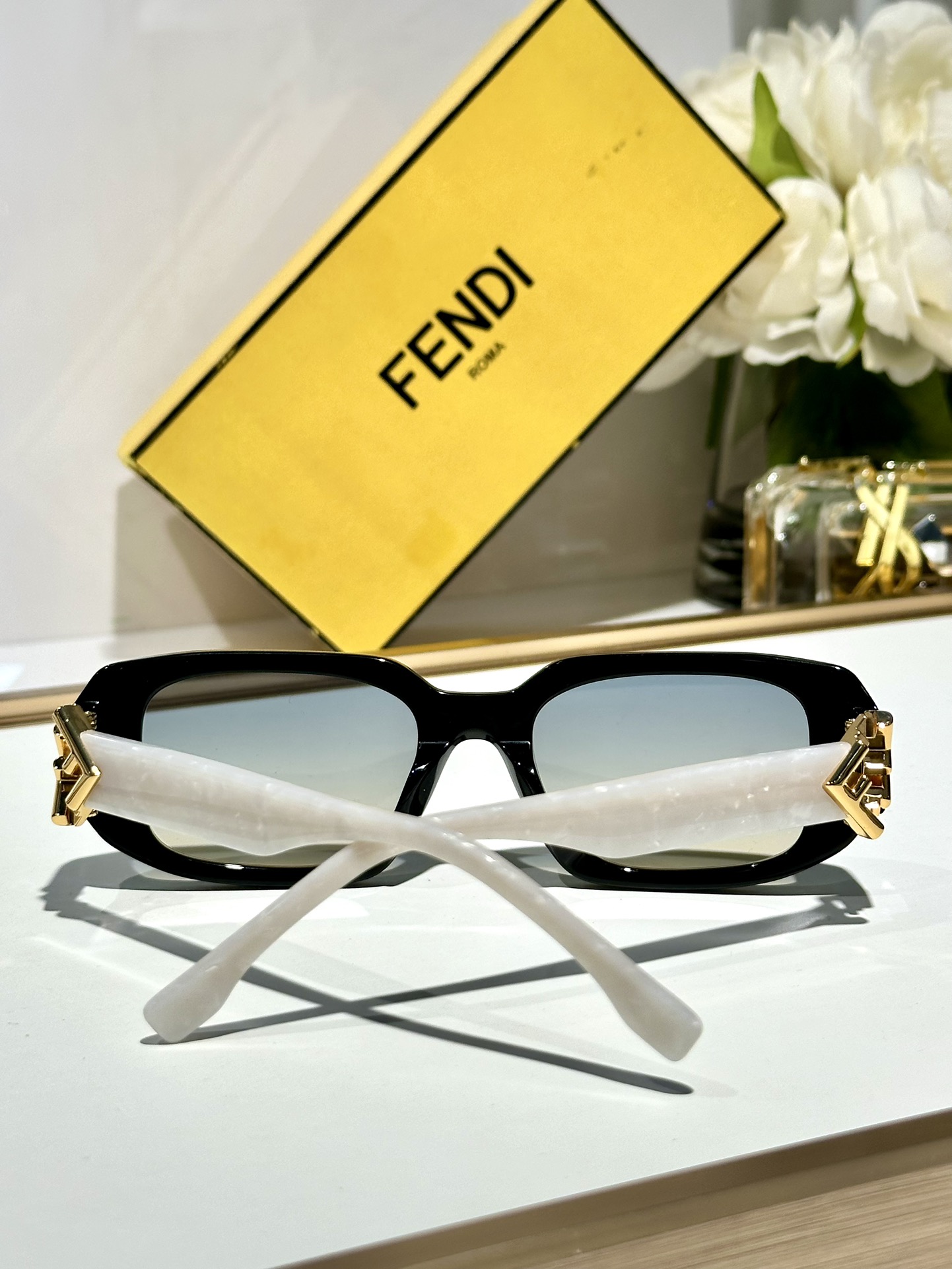 ￼  Fendi*
MOD FE40151U
Size50-21-135
