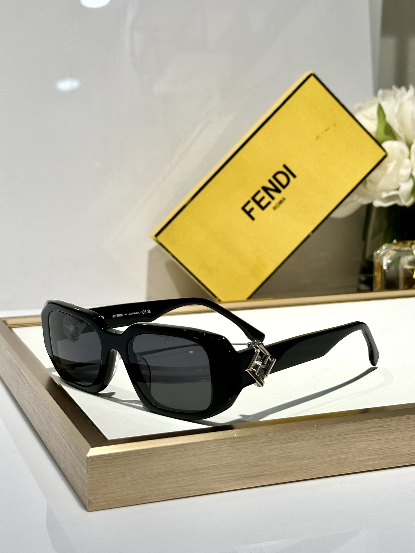 ￼  Fendi*
MOD FE40151U
Size50-21-135
