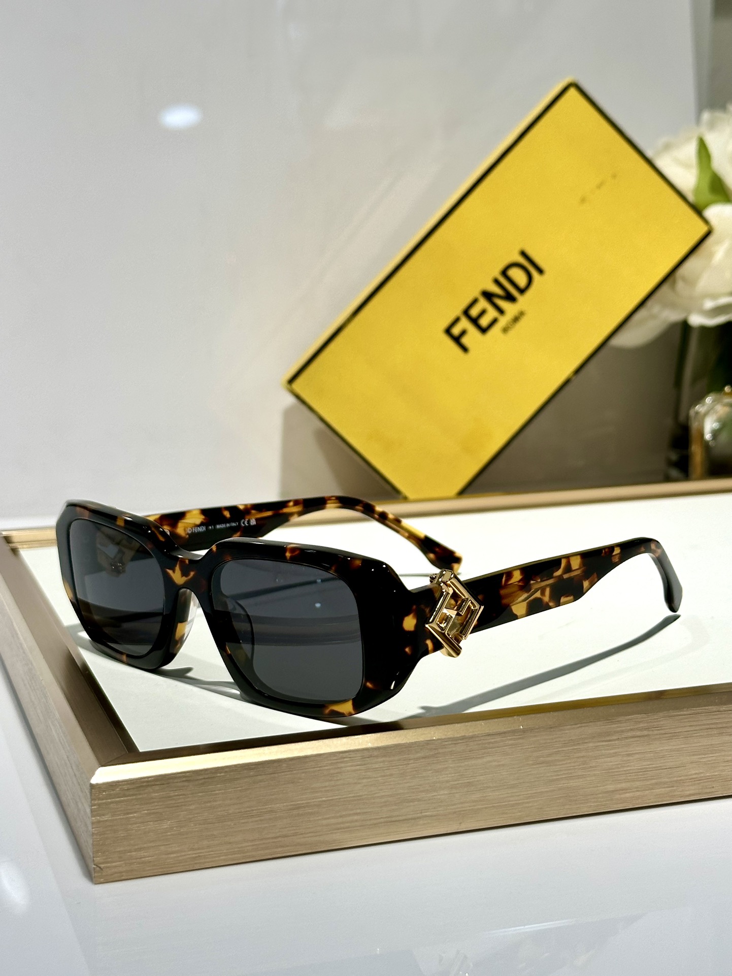 ￼  Fendi*
MOD FE40151U
Size50-21-135
