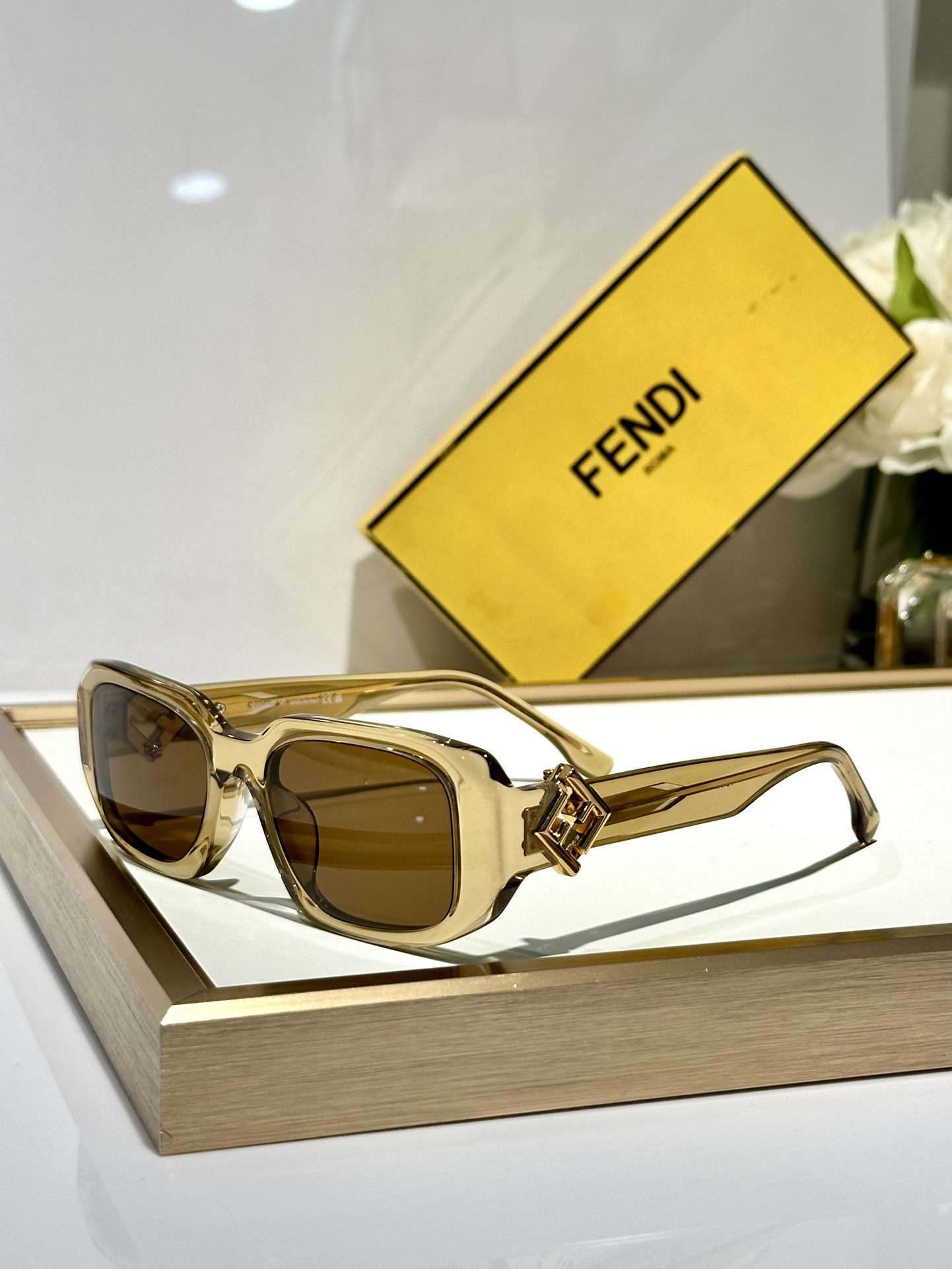 ￼  Fendi*
MOD FE40151U
Size50-21-135
