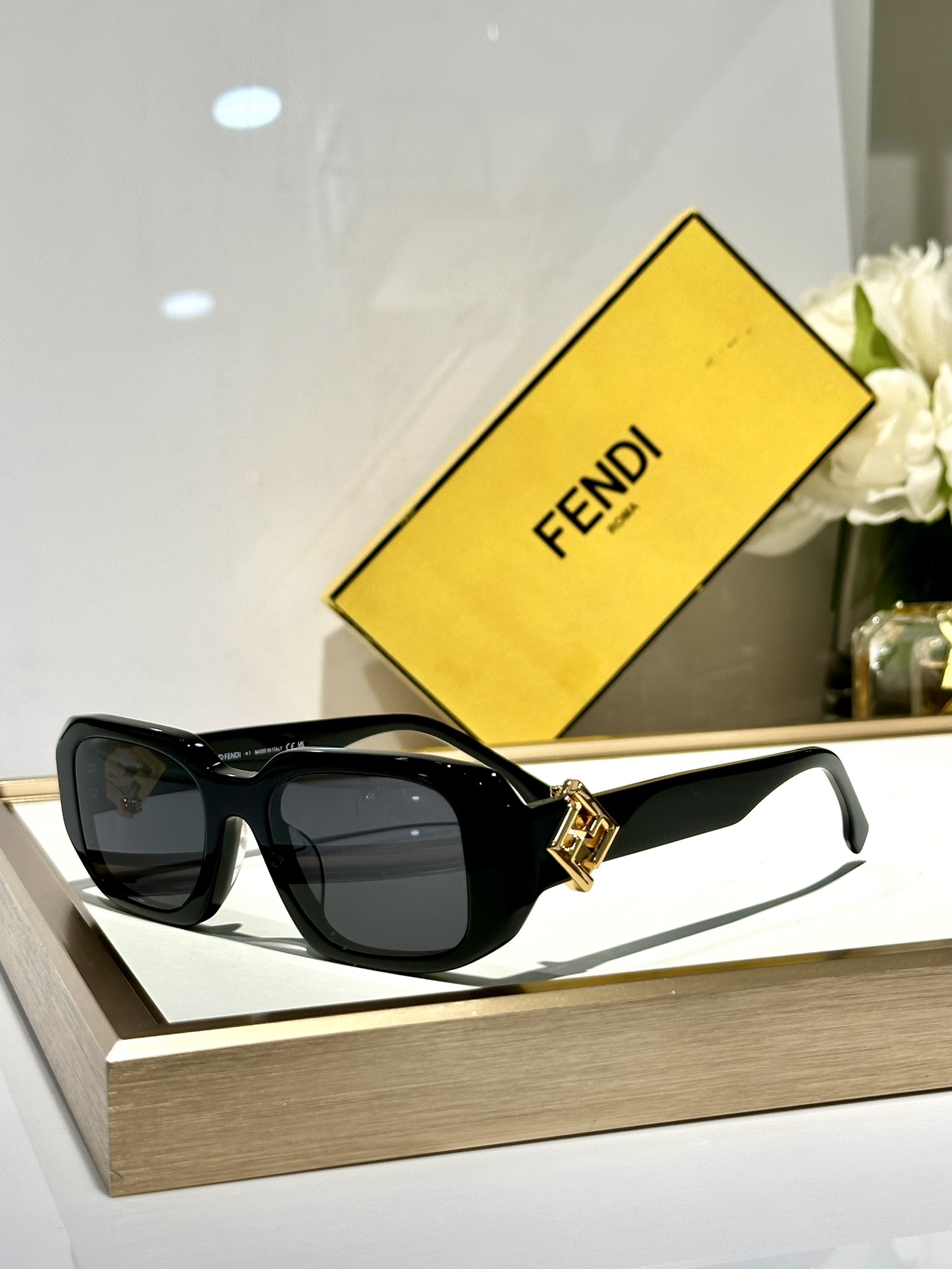 ￼  Fendi*
MOD FE40151U
Size50-21-135
