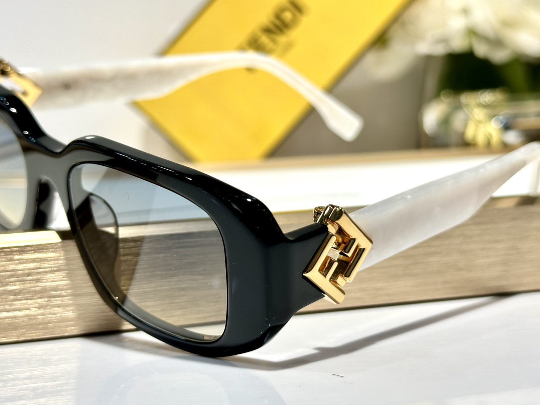 ￼  Fendi*
MOD FE40151U
Size50-21-135
