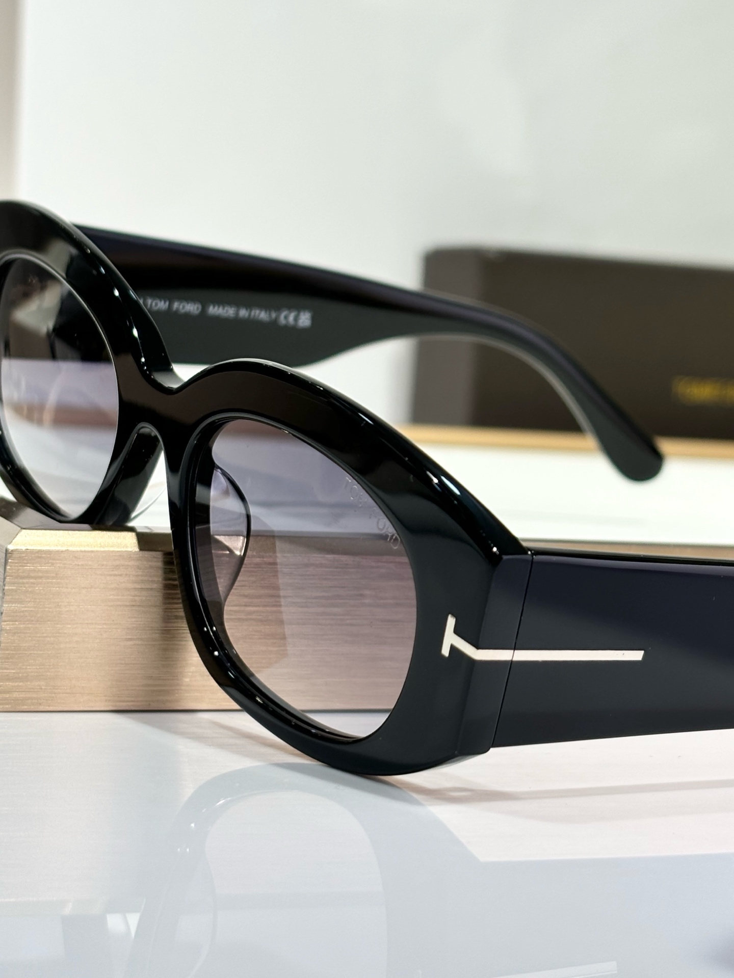 ￼  TOMFORD 
MODCIELLE FT1187
Size52-20-140
