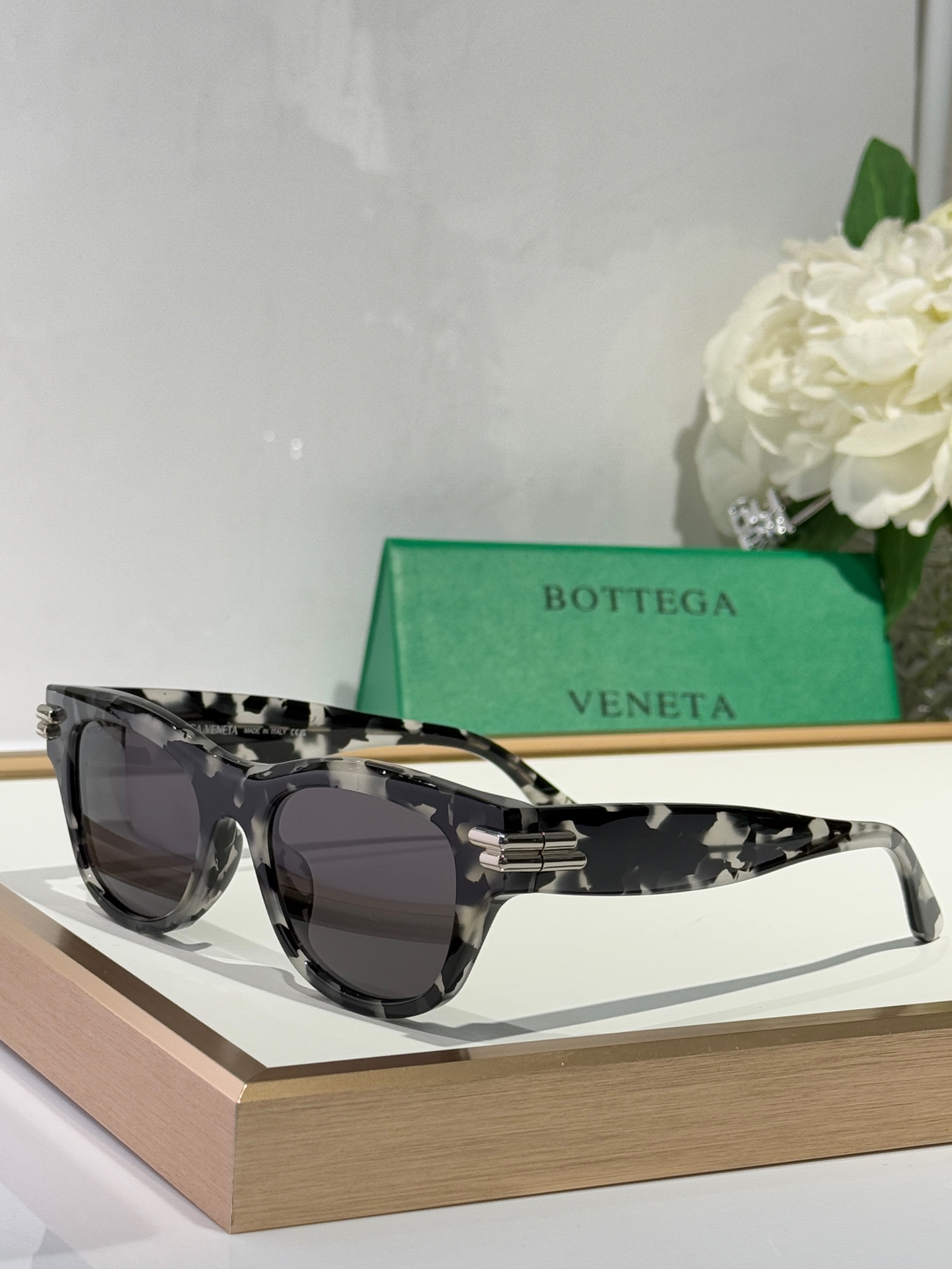  BOTTEGA VENETA 
MOD：1323SK 
Size：52-20-145
