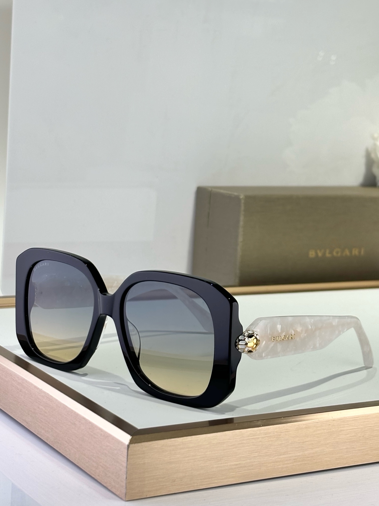 ￼   BVLGARI
MOD：BV40012
SIZE：55-18-140

