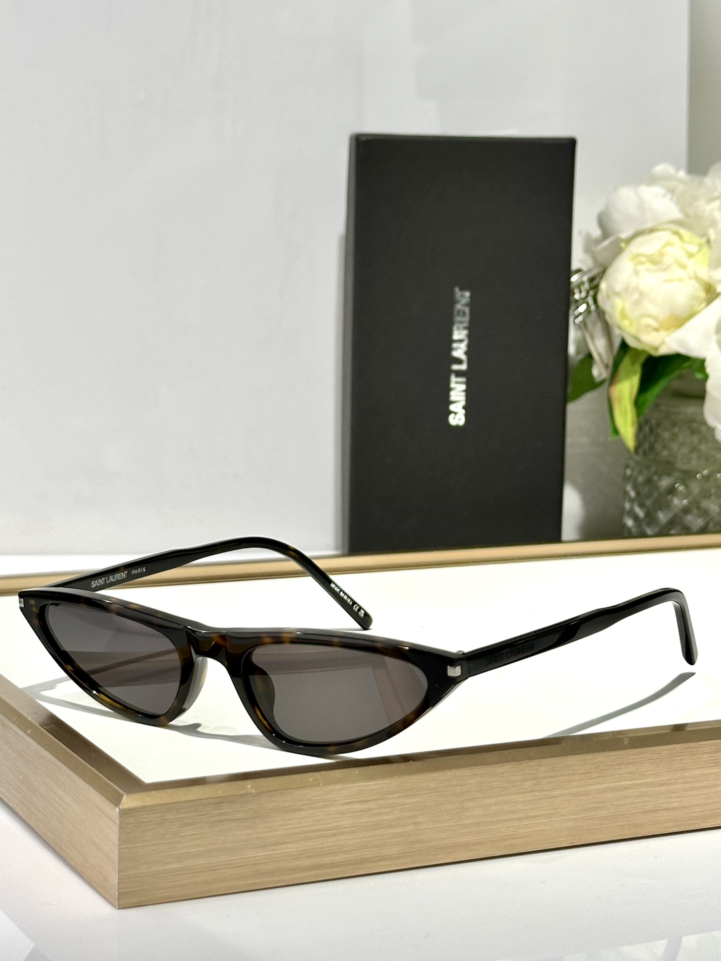  Saint*
Corner Angle SL703 sunglasses 
size：55口19-14