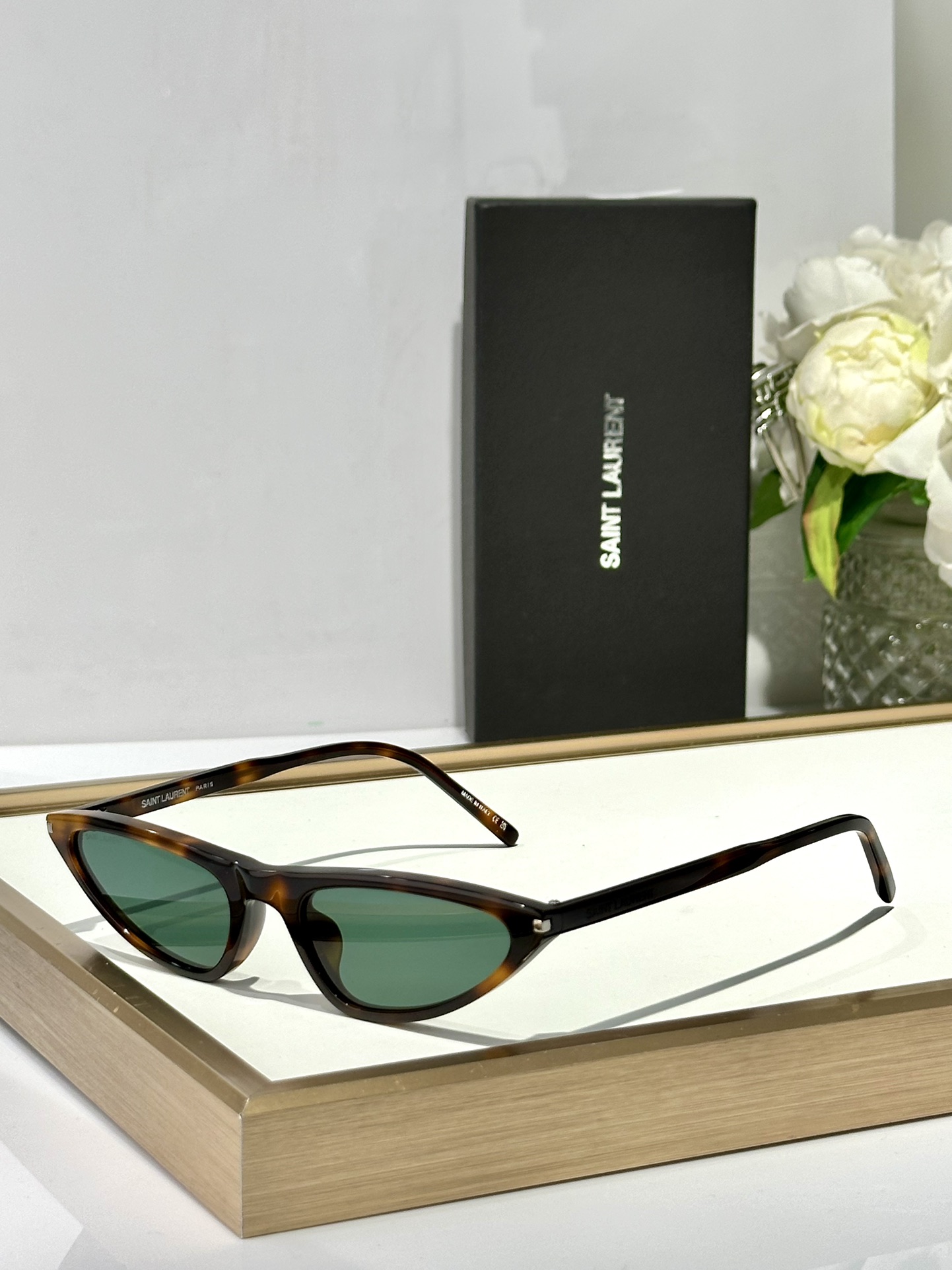  Saint*
Corner Angle SL703 sunglasses 
size：55口19-14