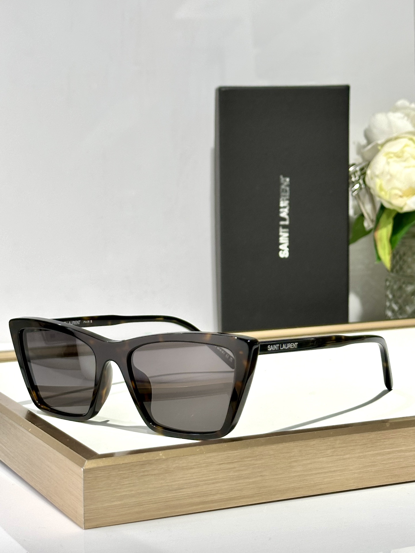  SAINT LAUREN*
ModelSL737
Size54口16-145
