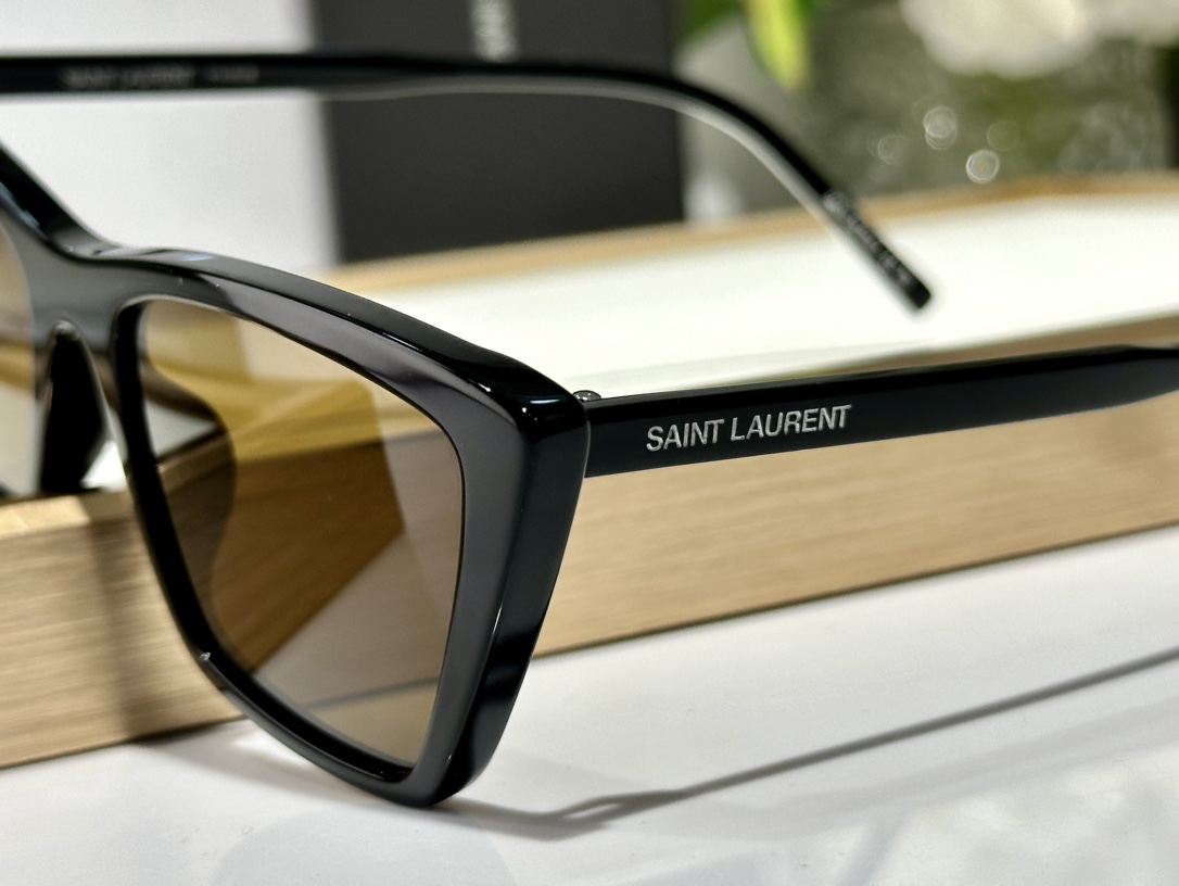  SAINT LAUREN*
ModelSL737
Size54口16-145
