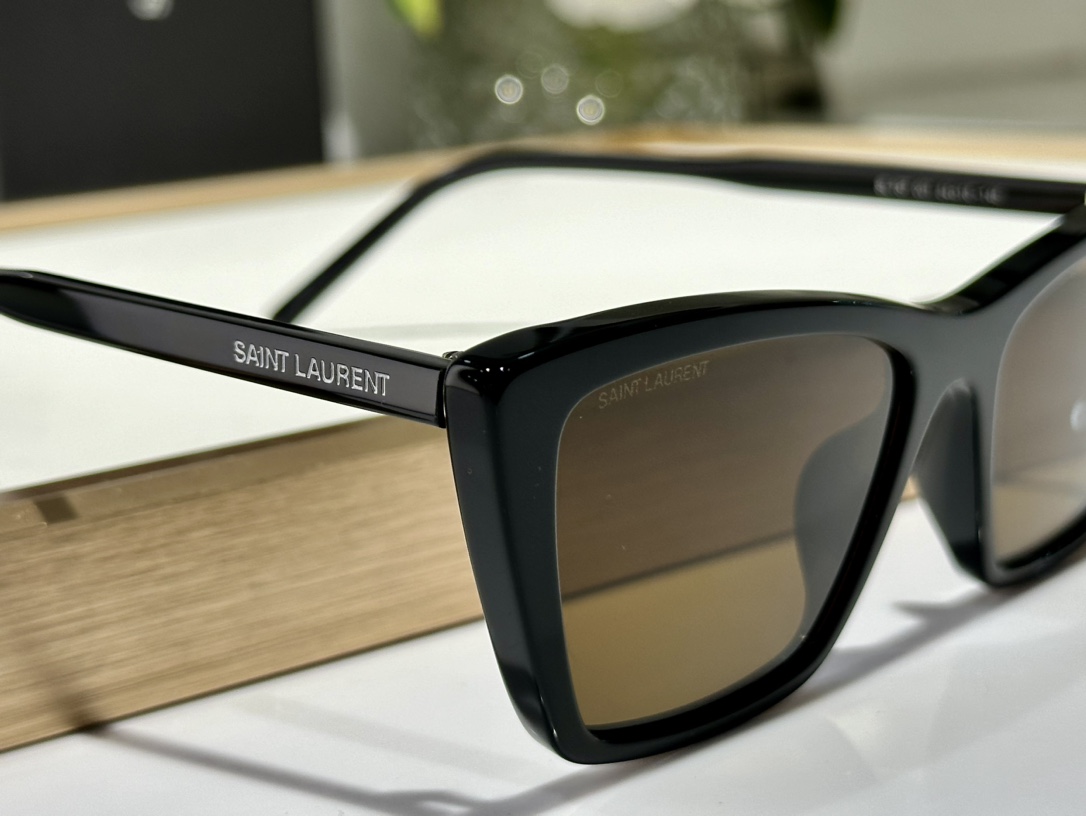  SAINT LAUREN*
ModelSL737
Size54口16-145
