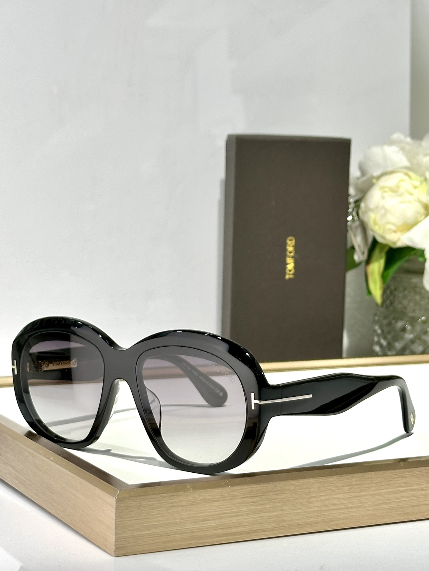 ￼ TOMFORD 
MODCIELLE FT1193 
Size58-15-135
