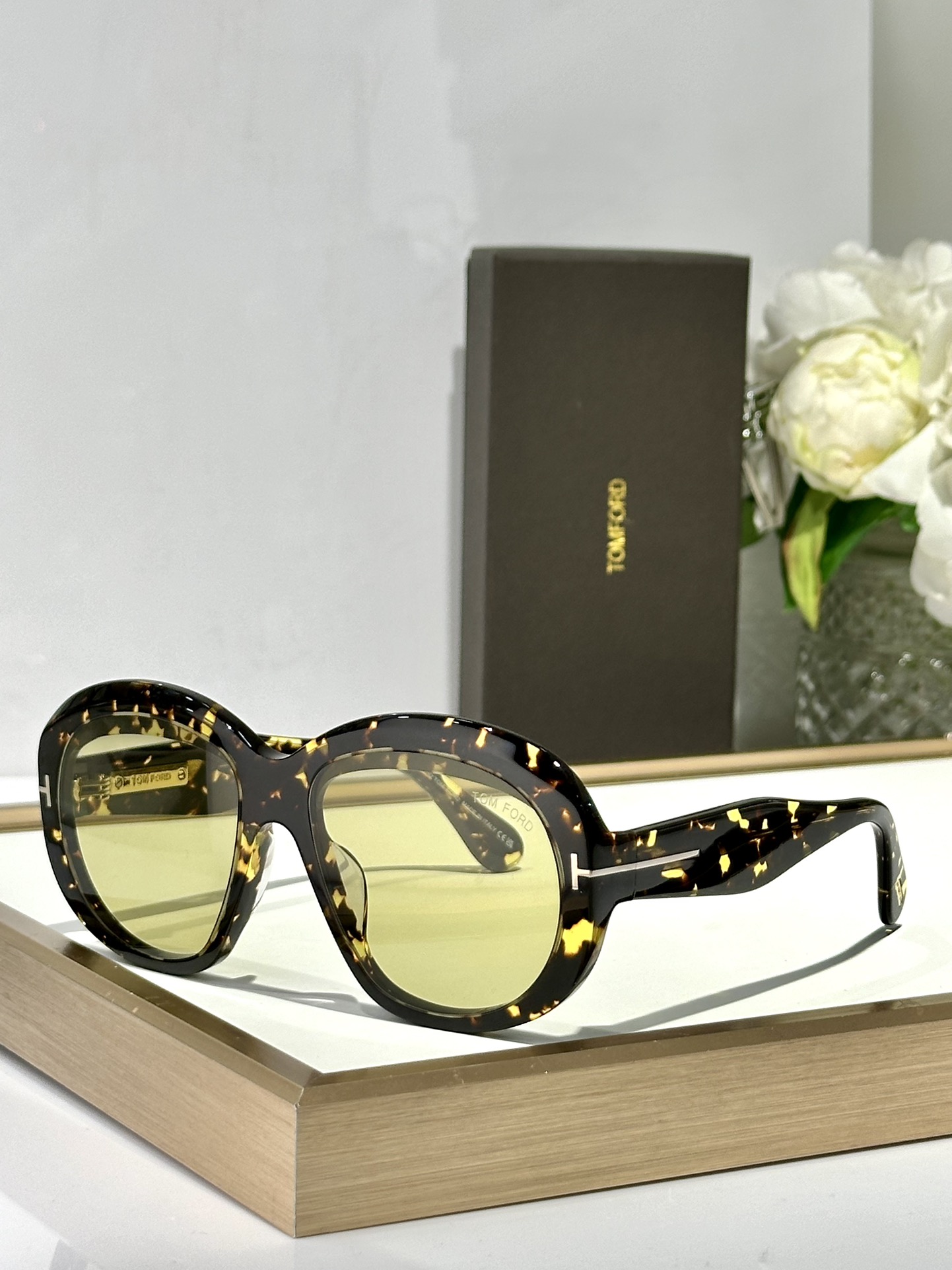 ￼ TOMFORD 
MODCIELLE FT1193 
Size58-15-135
