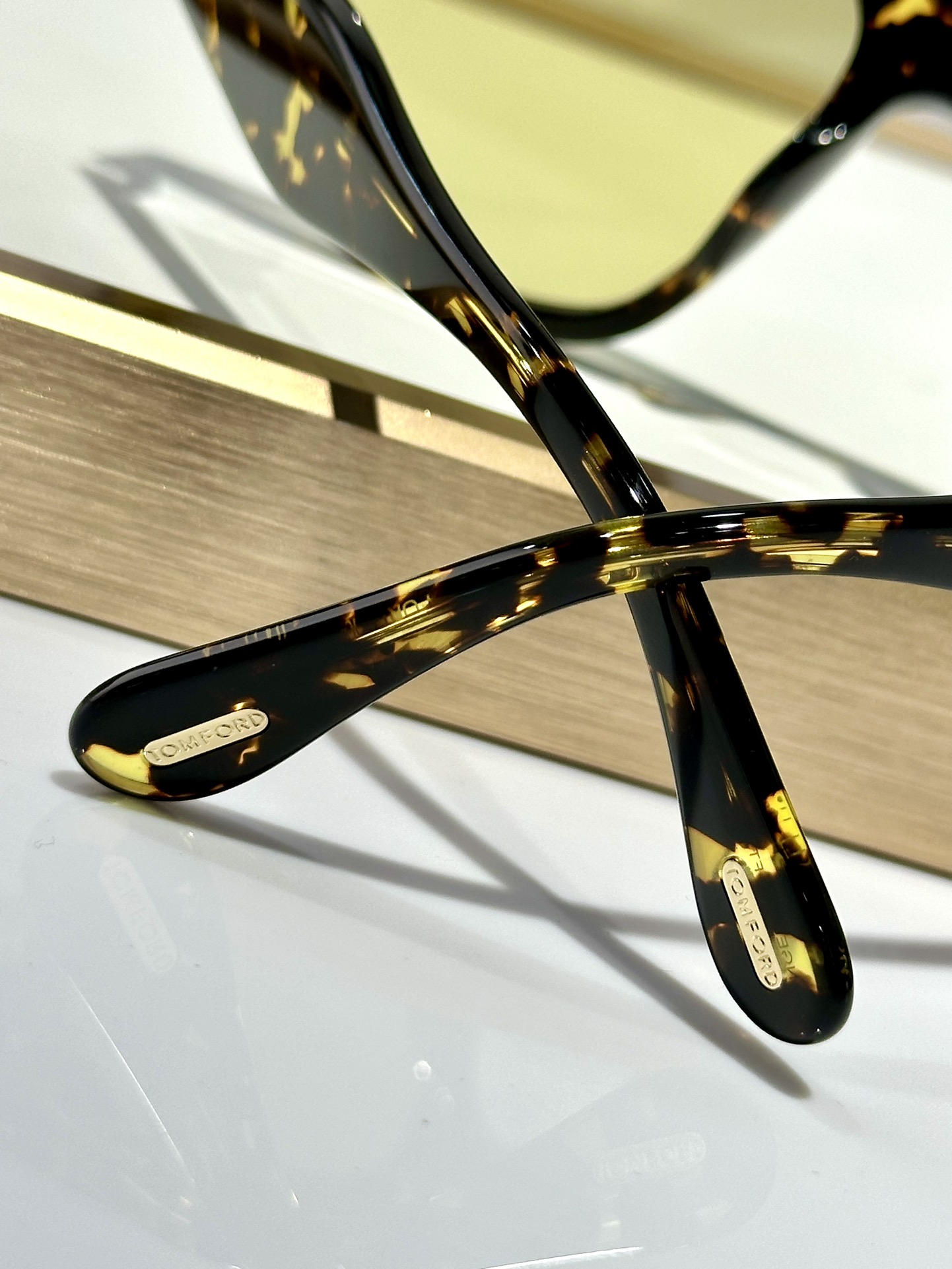￼ TOMFORD 
MODCIELLE FT1193 
Size58-15-135
