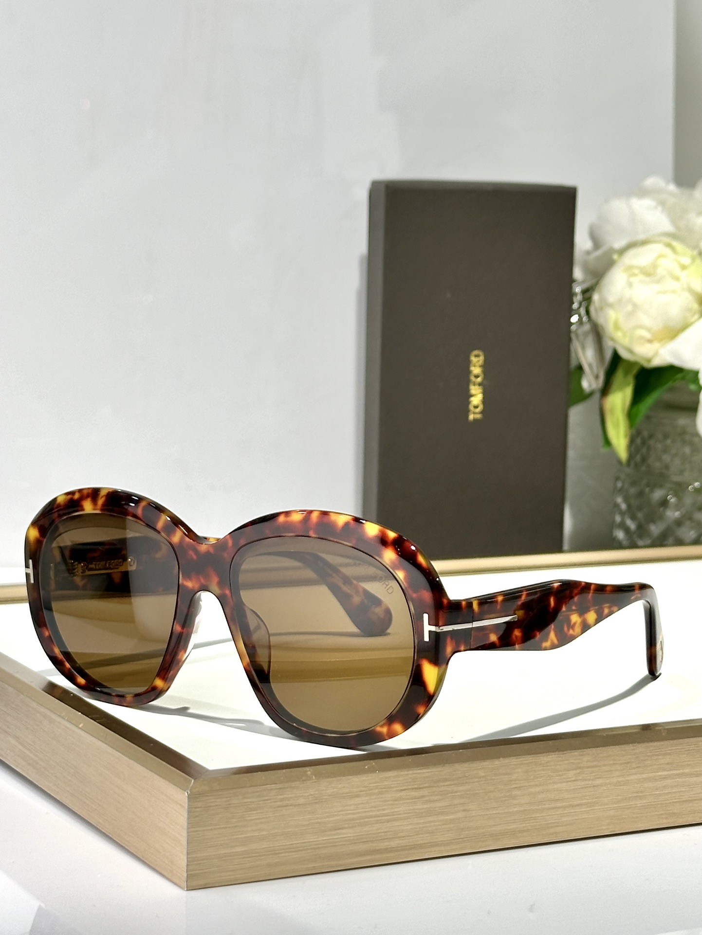 ￼ TOMFORD 
MODCIELLE FT1193 
Size58-15-135
