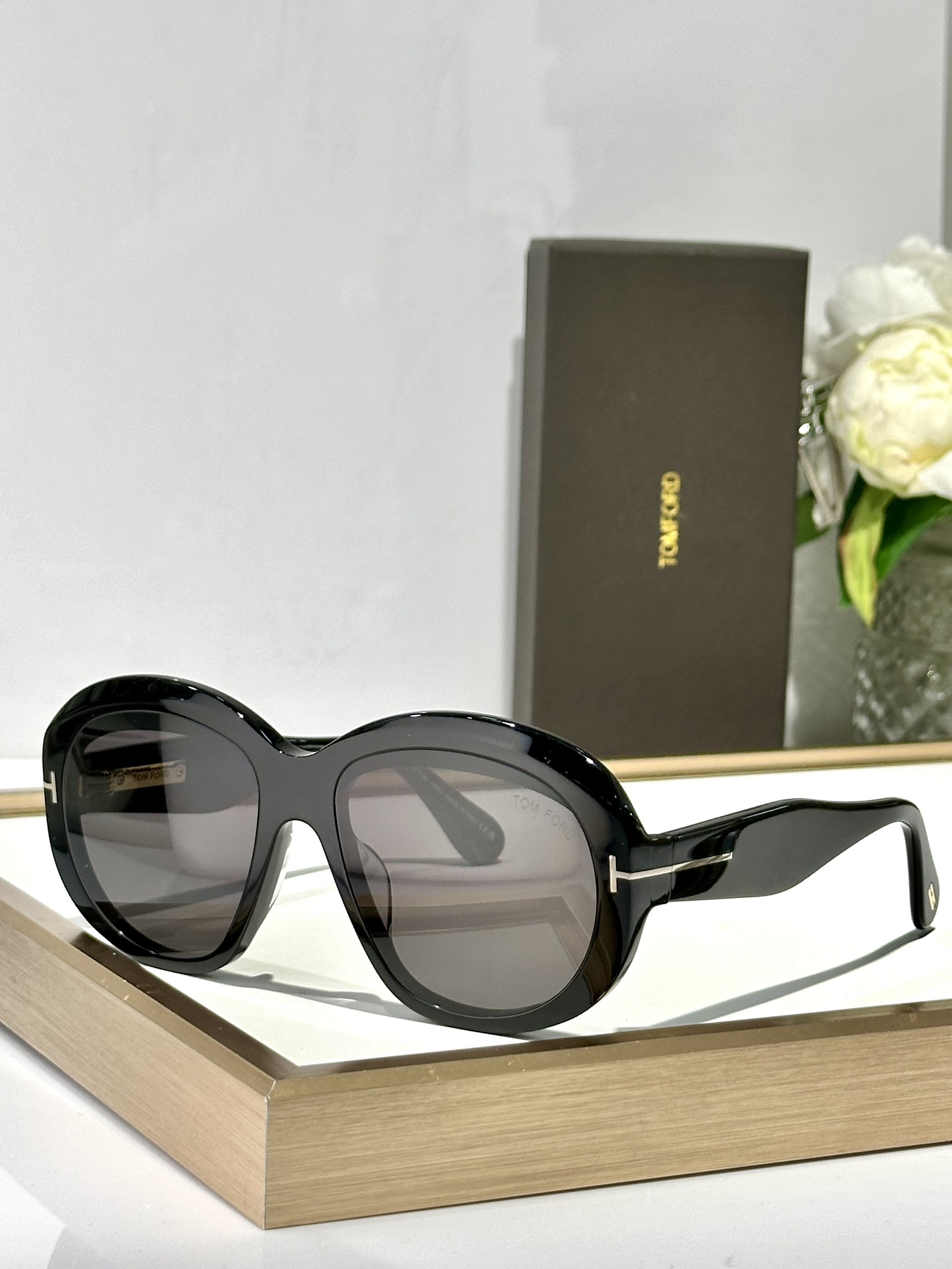 ￼ TOMFORD 
MODCIELLE FT1193 
Size58-15-135
