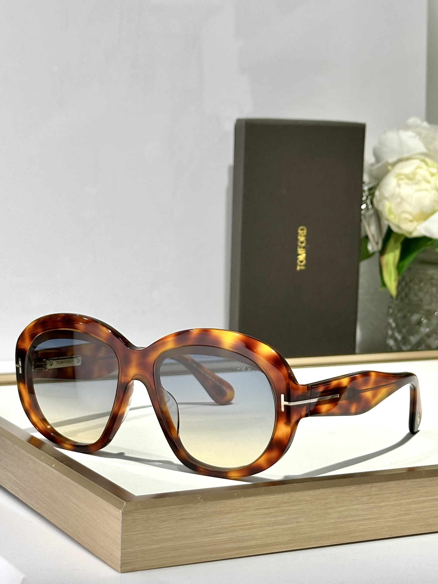 ￼ TOMFORD 
MODCIELLE FT1193 
Size58-15-135
