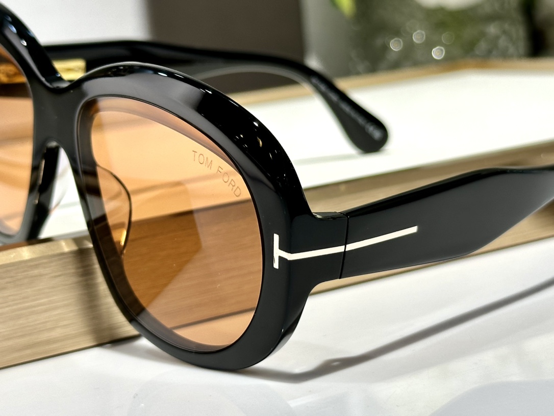 ￼ TOMFORD 
MODCIELLE FT1193 
Size58-15-135
