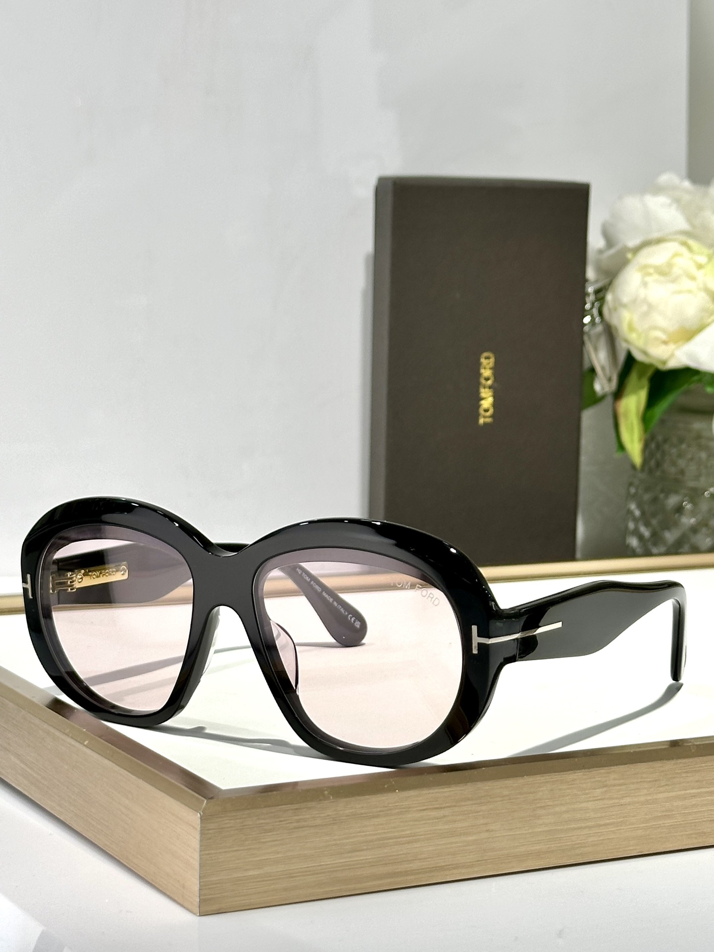 ￼ TOMFORD 
MODCIELLE FT1193 
Size58-15-135
