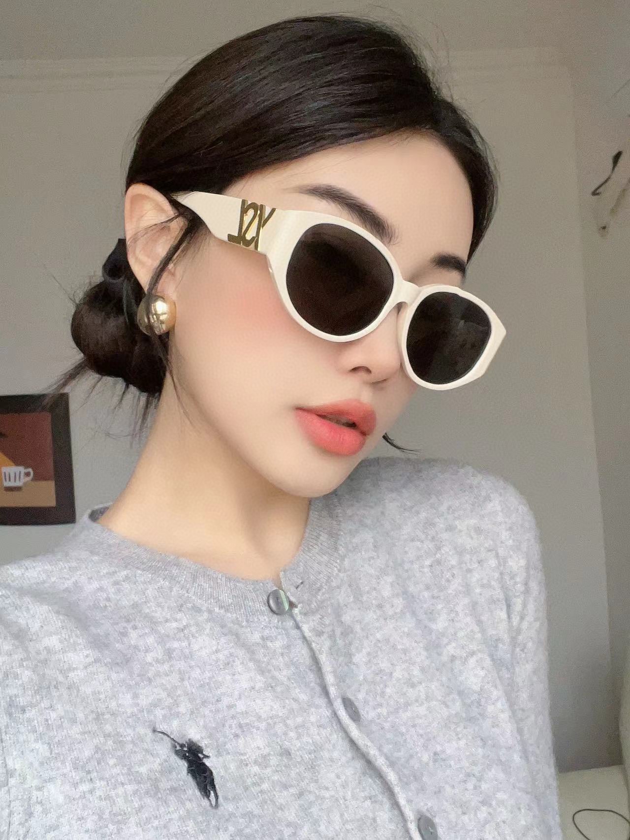  SAINT LAURENT . 𝑦𝑠𝑙新品
SL M86
腿上刻印SAINT LAURENT标志
si
