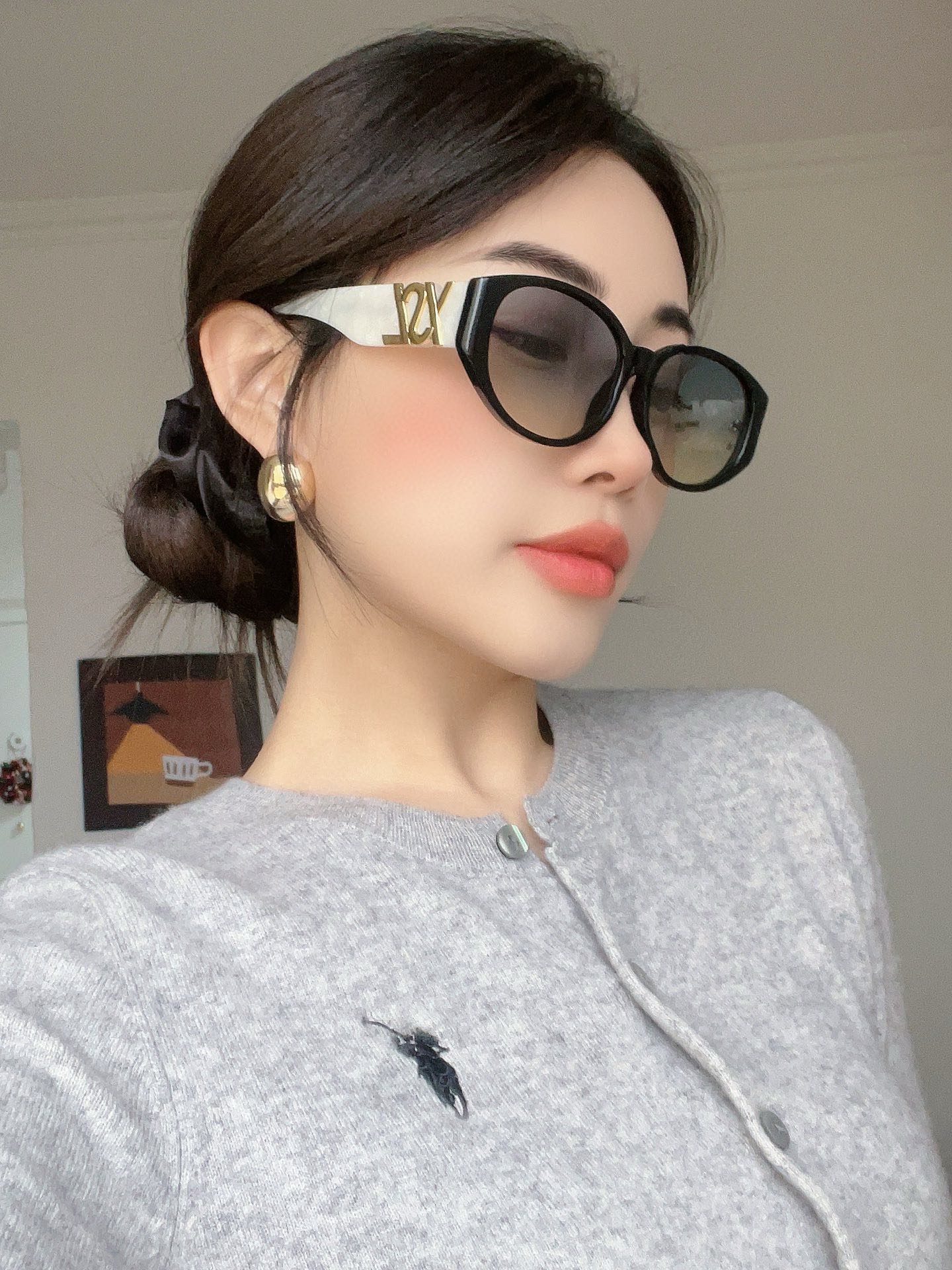  SAINT LAURENT . 𝑦𝑠𝑙新品
SL M86
腿上刻印SAINT LAURENT标志
si