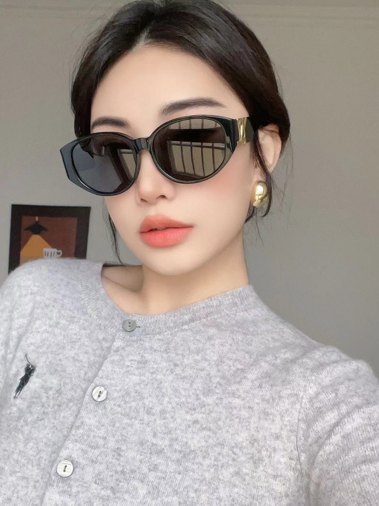  SAINT LAURENT . 𝑦𝑠𝑙新品
SL M86
腿上刻印SAINT LAURENT标志
si