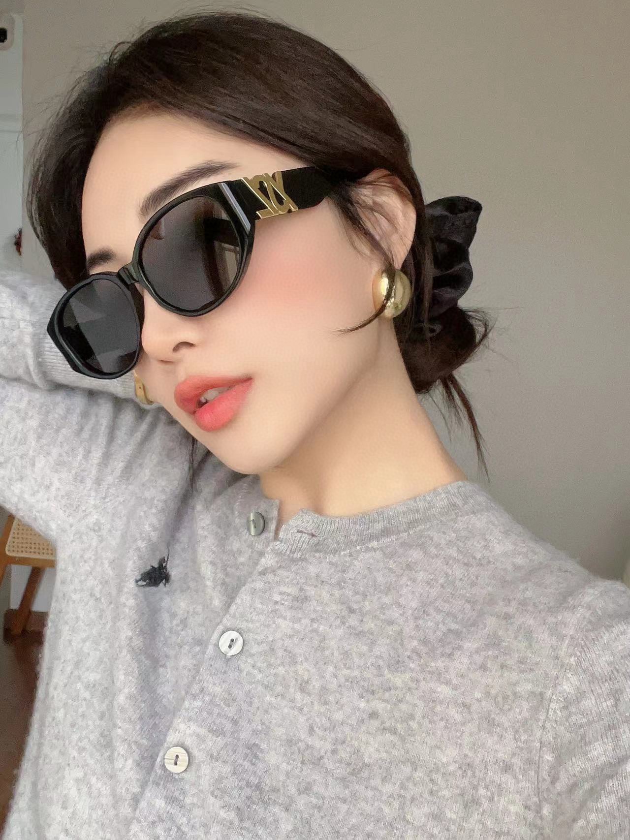  SAINT LAURENT . 𝑦𝑠𝑙新品
SL M86
腿上刻印SAINT LAURENT标志
si