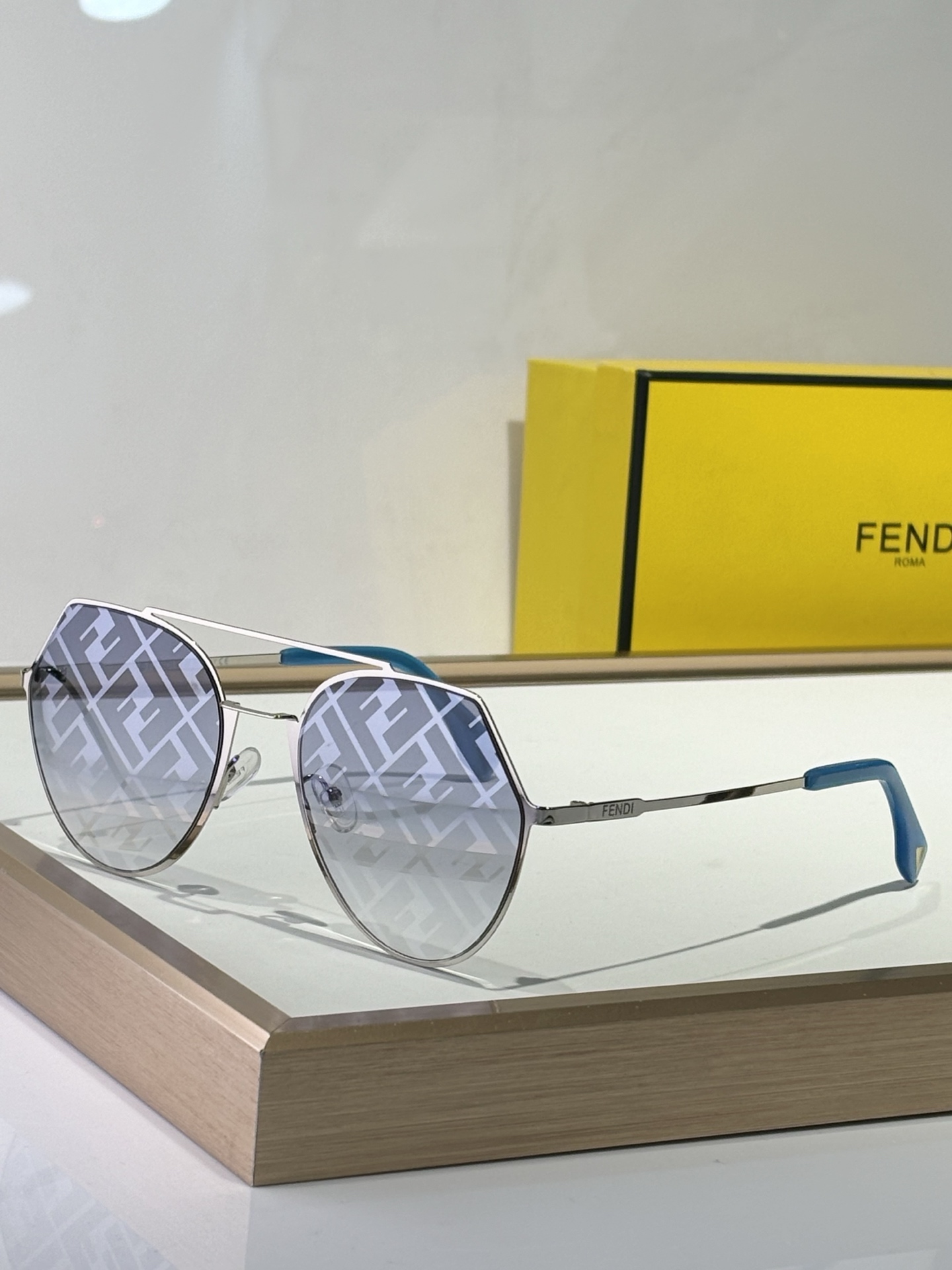 Fendi 
ModFF0329
简简单单就感觉很高级
Size53-20-140
