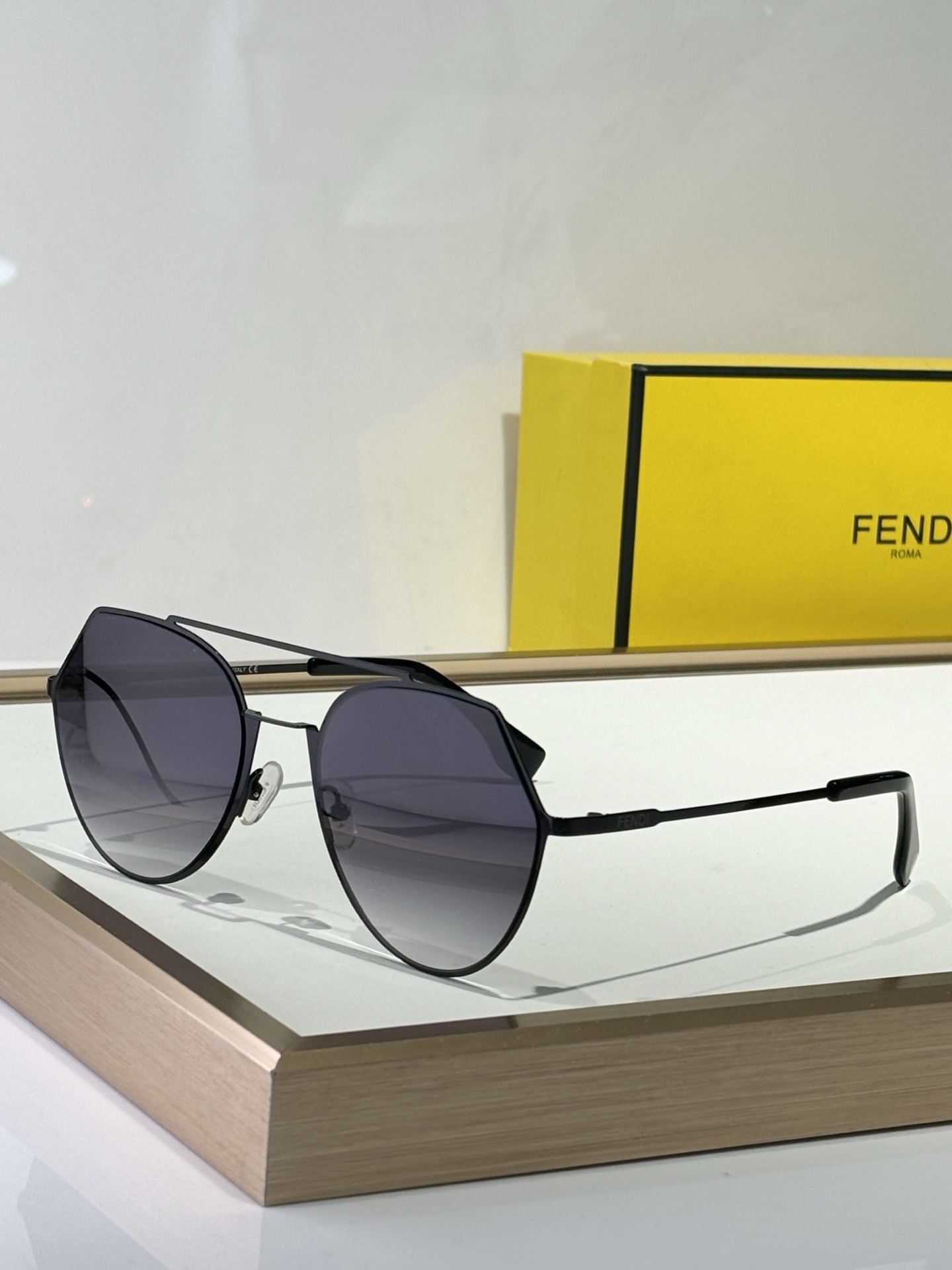  Fendi 
ModFF0329
简简单单就感觉很高级
Size53-20-140

