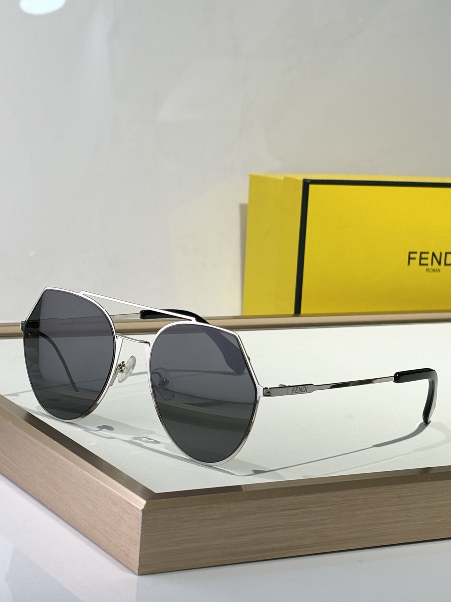  Fendi 
ModFF0329
简简单单就感觉很高级
Size53-20-140
